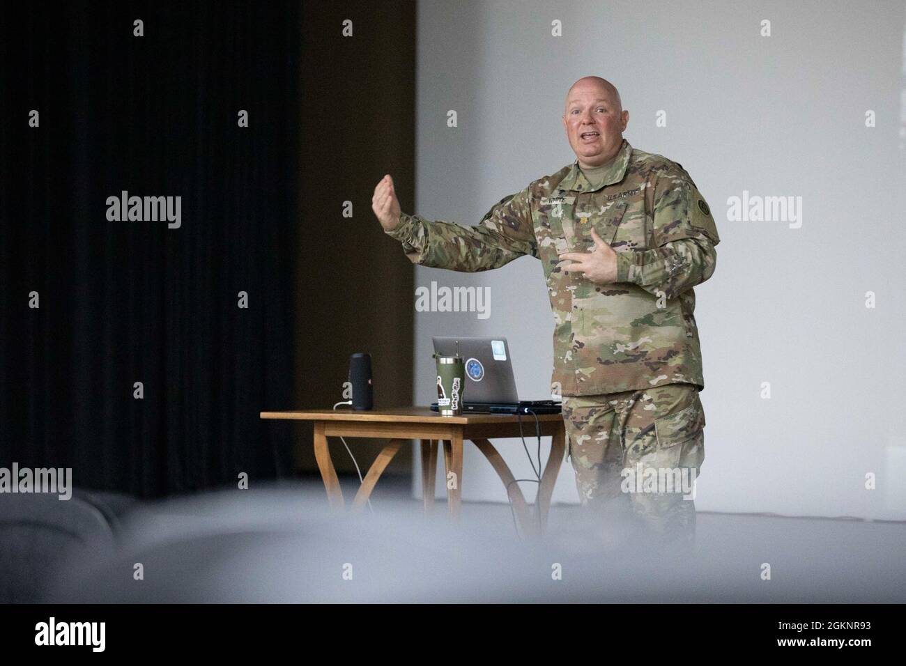 Kaplan der US-Armee (Maj.) Josh White, stellvertretender Kommandokaplan bei der US Army Central, hält eine Präsentation vor Soldaten der US Army Central über Selbstmordbewusstsein im Moral, Welfare and Recreation Theatre in Camp Arifjan, Kuwait, 8. Juni 2021. White erzählte seine persönliche Geschichte mit Depressionen und Selbstmordgedanken und wie er Hilfe bekam. Stockfoto