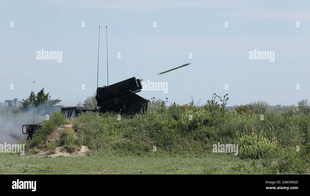 CAPU MIDIA TRAININGSGEBIET, Rumänien – Ein AN/TWQ-1 Avenger Raketensystem startet eine Rakete auf ein Flugziel während einer Live-Feuerübung am 9. Juni 2021. Die Übung war Teil von Sabre Guardian, einer Übung mit DEFENDER-Europe 21. Stockfoto