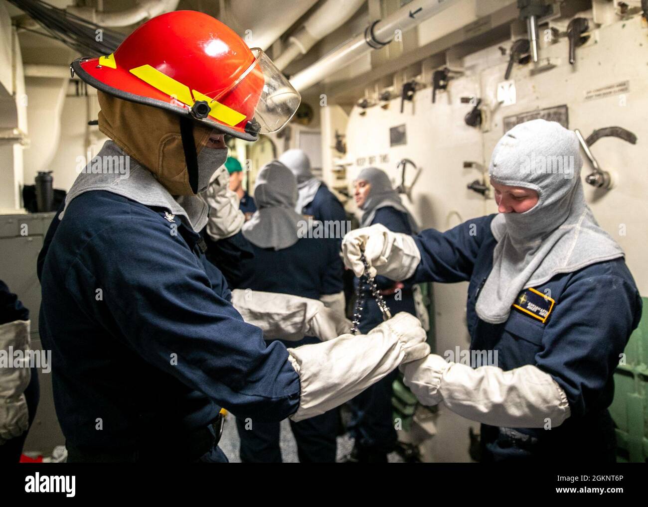 Boatswains Mate 3rd Class Wyatt Ridlon, links, aus Kent, Washington, und Boatswains Mate 3rd Class Kara Bowermaster, aus Shippensburg, Pennsylvania, beide der Deckabteilung der USS Gerald R. Ford (CVN 78) zugewiesen, trainieren während einer allgemeinen Viertelübung am 8. Juni 2021 auf Rohrpatchgeräten mit einem schnellen Patch. Ford führt derzeit im Atlantik Full Ship Shock Trials (FSST) durch. Die US Navy führt Schockversuche an neuen Schiffsdesigns mit Live-Sprengstoffen durch, um zu bestätigen, dass unsere Kriegsschiffe auch unter den harten Bedingungen, die sie unter sich bringen könnten, weiterhin anspruchsvolle Missionsanforderungen erfüllen können Stockfoto