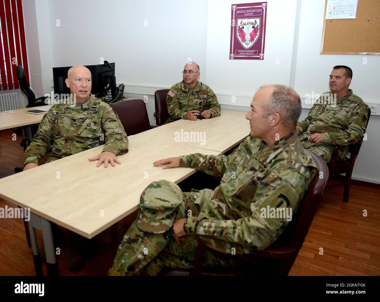 Colon der Reserve der US-Armee, Alexandre F. Migala, Kommandant der medizinischen Unterstützungseinheit Europa, 7. Mission Support Command, links, spricht mit Brig. General Jed J. Schaertl, stellvertretender Generalkommandant für Mobilisierungs- und Reserveangelegenheiten beim U.S. Army Europe and Africa Command, während eines Besuchs im MSU-E-Hauptquartier in Kaiserslautern, Deutschland, am 8. Juni 2021. Stockfoto