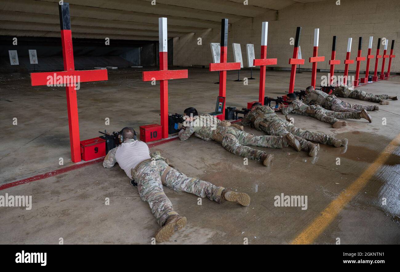 Luftwaffe des 2. Sicherheitsstabs feuern M4-Gewehre als Teil der Global Strike Challenge-Prolouts auf der Barksdale Air Force Base, Louisiana, 8. Juni 2021. Während der eigentlichen Herausforderung werden die Teilnehmer ein Zeitfahren mit dem M4-Gewehr, dem gepanzerten M8-Waffensystem, dem leichten M249-Maschinengewehr und einem M320-Granatwerfer durchführen. Stockfoto