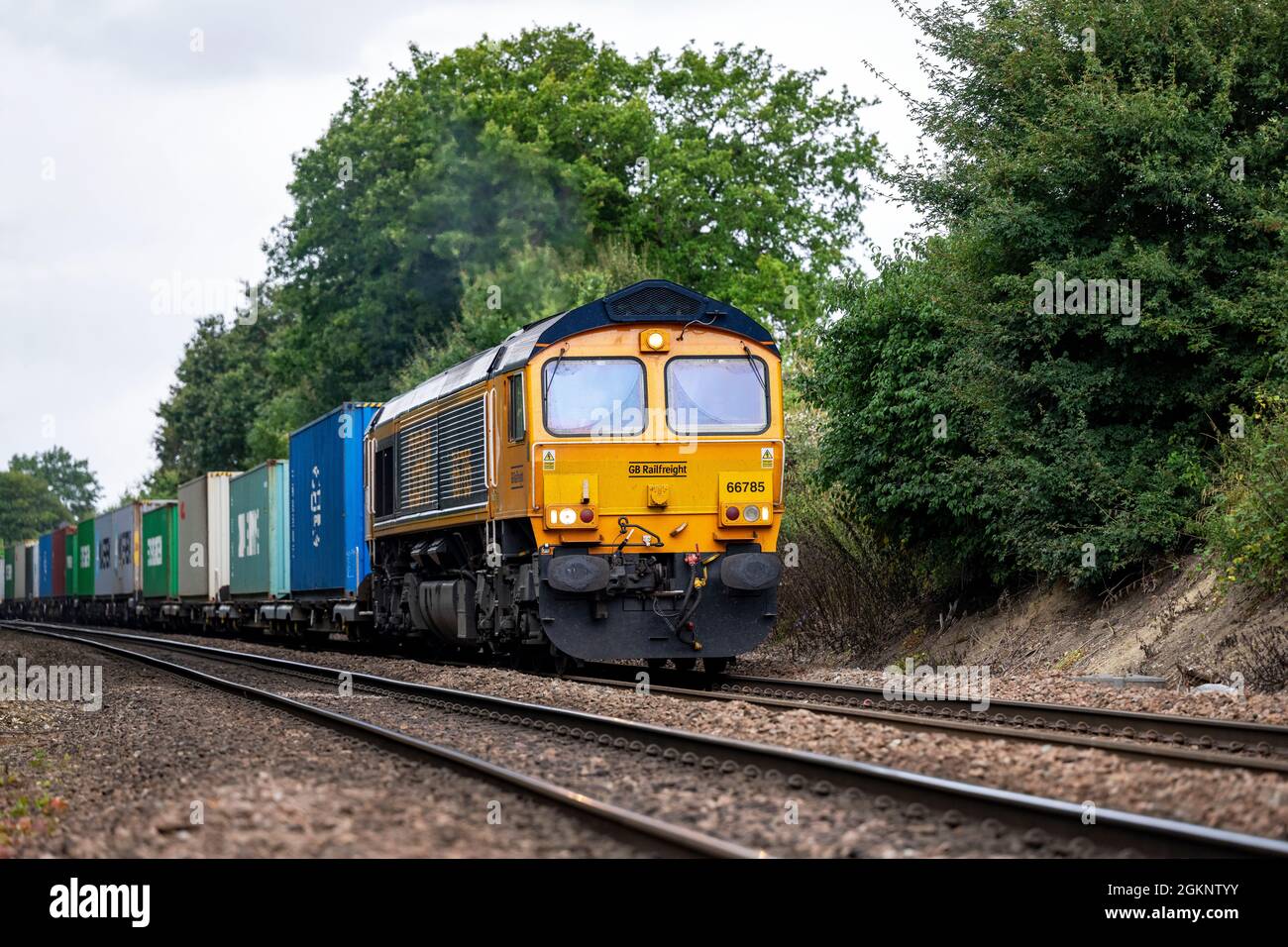 GB Railfracht Zug auf dem Weg zum Hafen Felixstowe, Westerfield, Suffolk. Stockfoto