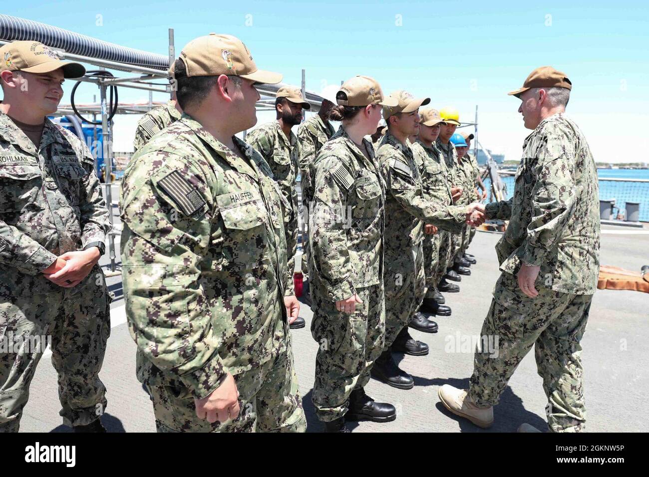 MARINESTÜTZPUNKT ROTA, Spanien (8. Juni 2021) Vize-ADM. Eugene Black, Kommandant der Sechsten US-Flotte, begrüßt Seeleute an Bord des Arleigh Burke-Klasse-Lenkflugkörper-Zerstörers USS Arleigh Burke (DDG 51) während seines Besuchs bei den Schiffen in Rota am 8. Juni 2021. Die Marinestation Rota unterstützt die Flotte, unterstützt die Kämpfer und unterstützt die Familie durch Luftoperationen, Hafenoperationen, Gewährleistung von Sicherheit und Lebensqualität und Bereitstellung der wichtigsten Dienste in den Bereichen Energie, Wasser, Kraftstoff und Informationstechnologie. Stockfoto