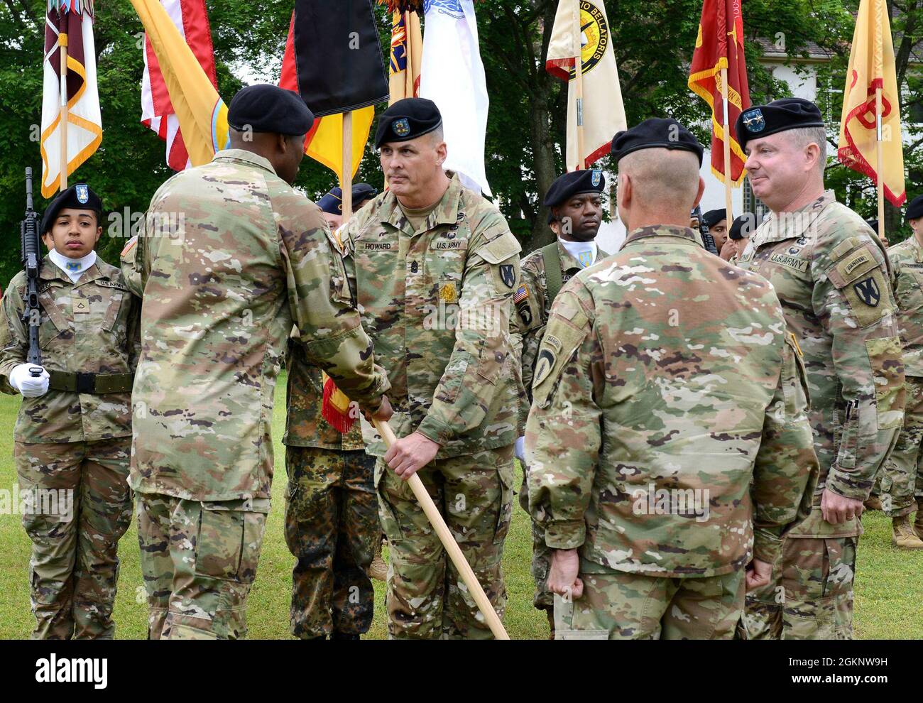 US Army Brig. General James M. Smith (links), Kommandant des 21st Theatre Sustainment Command, übergibt die Farben an Command Sgt. Maj. Sean Howard, 21. TSC Senior bei einer Befehlswechselzeremonie am 8. Juni 2021 in der Daenner Kaserne, Kaiserslautern, Deutschland. Smith übernahm das Kommando über die Einheit von Maj. Gen. Christopher Mohan. Stockfoto