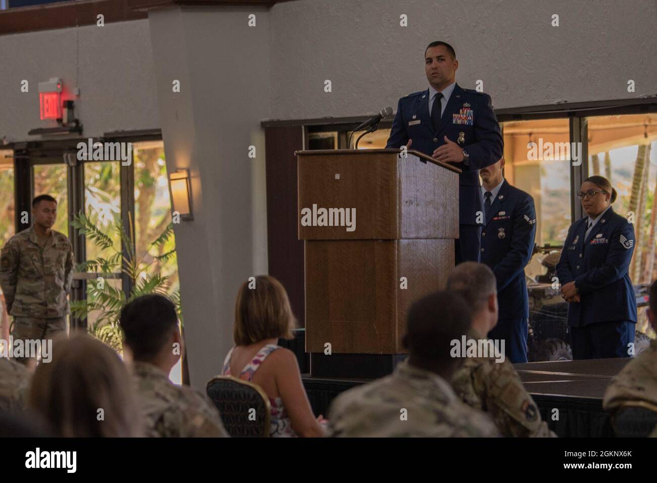 Der Major der US-Luftwaffe, Dayne Foote, der 36. Kommandant der Sicherheitskräfte, gibt seine Bemerkungen während einer Zeremonie zur Änderung des Kommandos auf der Andersen Air Force Base, Guam, 9. Juni 2021. Foote gewährleistet die Einhaltung aller geltenden Richtlinien für Sicherheitsoperationen an neun Flügeln und acht Anlagen zum Schutz der 24/7-köpfigen nuklearen Abschreckungskräfte, der gesamten amerikanischen schweren Bombertruppen und des einzigen Wartungsdepots für Atomwaffen in der Luftwaffe. Stockfoto