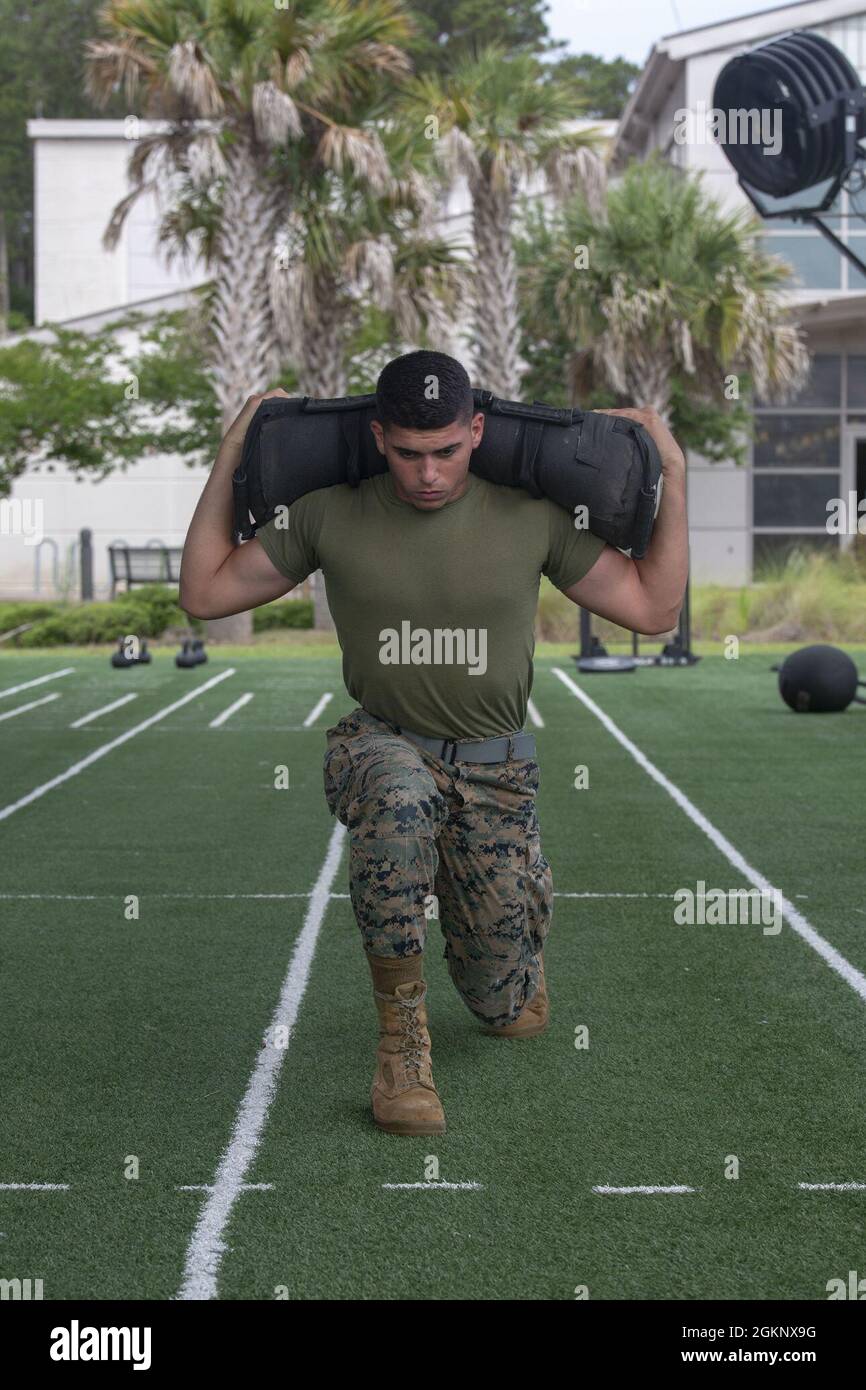 Lance Cpl. Jonathan Aguilar, ein Radartechniker mit Marine Air Control Squadron 2, posiert für ein Fitness-Fotoshooting. Fightertown Fit wird verwendet, um die Gesundheit und Fitness der Marineinfanteristen und Segler an Bord der Marine Corps Air Station Beaufort zu fördern. Stockfoto