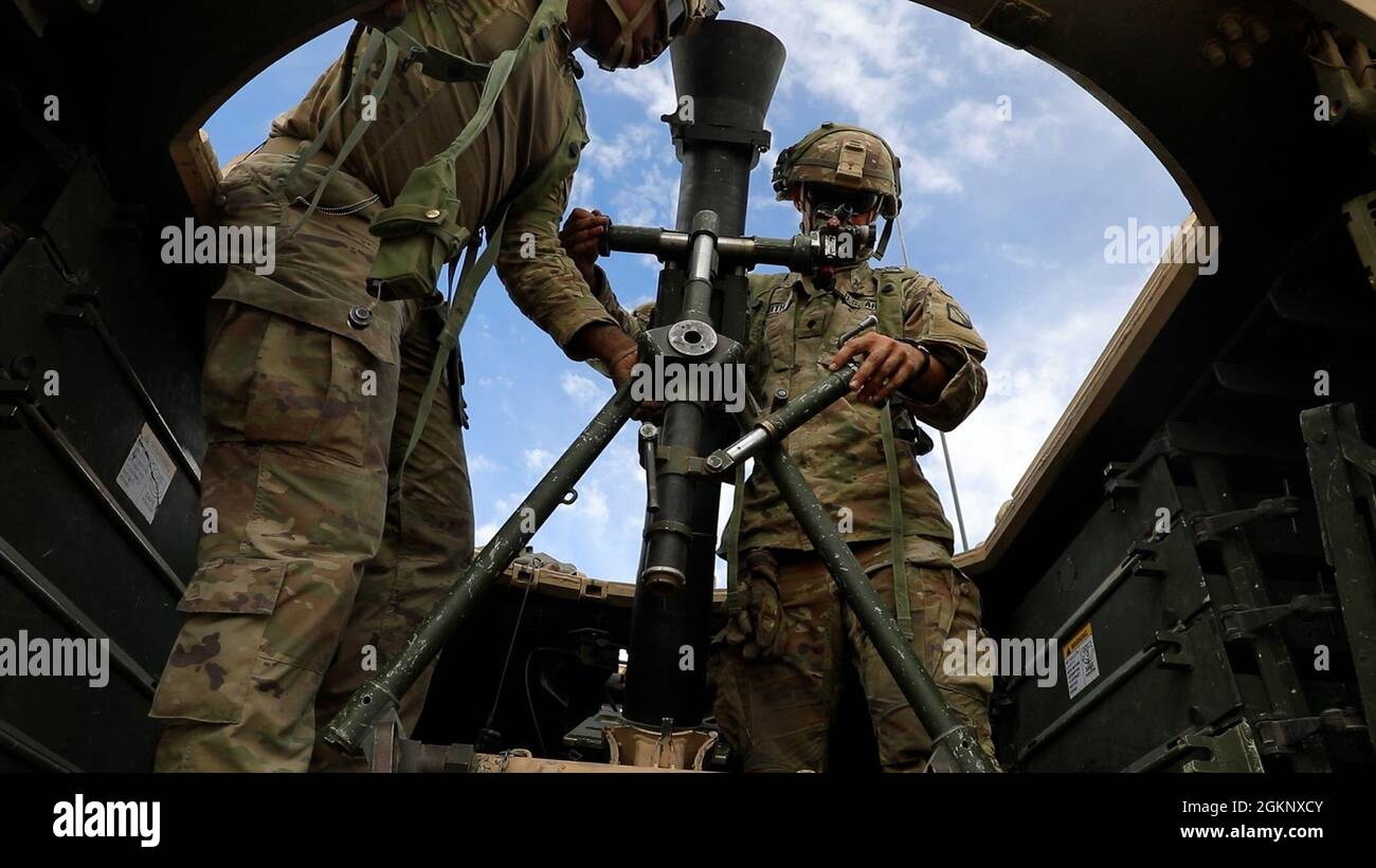 Soldaten des 2d-Bataillons, 198. Panzerregiment, Mississippi Army National Guard, bereiten ein 120-Millimeter-Mörsersystem vor, um einen simulierten indirekten Brand im National Training Center, Fort Irwin, Kalifornien, am 9. Juni 2021 zu liefern. Das Bataillon ist Teil des Kampfteams der 155. Panzerbrigade, das zur Unterstützung von Armeeverpflichtungen weltweit trainiert. Stockfoto