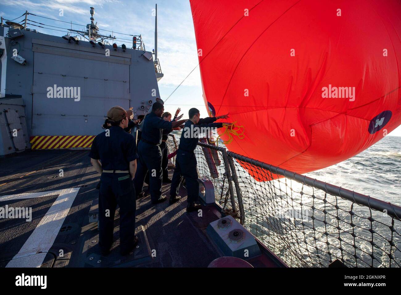 BALTIC SEA (9. Juni 2021) Seeleute an Bord des Arleigh Burke-Klasse-Lenkflugkörper-Zerstörers USS Roosevelt (DDG 80) setzen während der Baltic Operations 50, 9. Juni 2021, ein aufblasbares Ziel für eine Live-Feuerübung ein. Die 50. BALTOPS stellt ein kontinuierliches und stetiges Engagement für die Stärkung der Interoperabilität in der Allianz und die Gewährleistung kollektiver maritimer Sicherheit in der Ostsee dar. Stockfoto