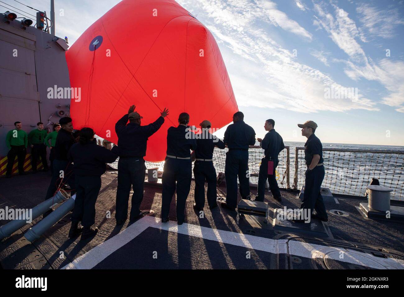 BALTIC SEA (9. Juni 2021) Seeleute an Bord des Arleigh Burke-Klasse-Lenkflugkörper-Zerstörers USS Roosevelt (DDG 80) bereiten sich darauf vor, während der Baltic Operations 50, 9. Juni 2021, ein aufblasbares Ziel für eine Live-Feuerübung zu entsenden. Die 50. BALTOPS stellt ein kontinuierliches und stetiges Engagement für die Stärkung der Interoperabilität in der Allianz und die Gewährleistung kollektiver maritimer Sicherheit in der Ostsee dar. Stockfoto