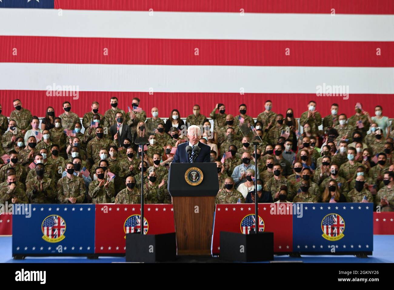 Präsident Joe Biden begrüßt die Truppen bei der Royal Air Force, Mildenhall, 9. Juni 2021. Präsident Biden startete seine erste Auslandsreise zur RAF Mildenhall, um die Militärfamilien hervorzuheben und die Arbeit hervorzuheben, die die Mitglieder der Tri-Base-Gemeinschaft zum Schutz der Sicherheit unseres Landes leisten. Stockfoto