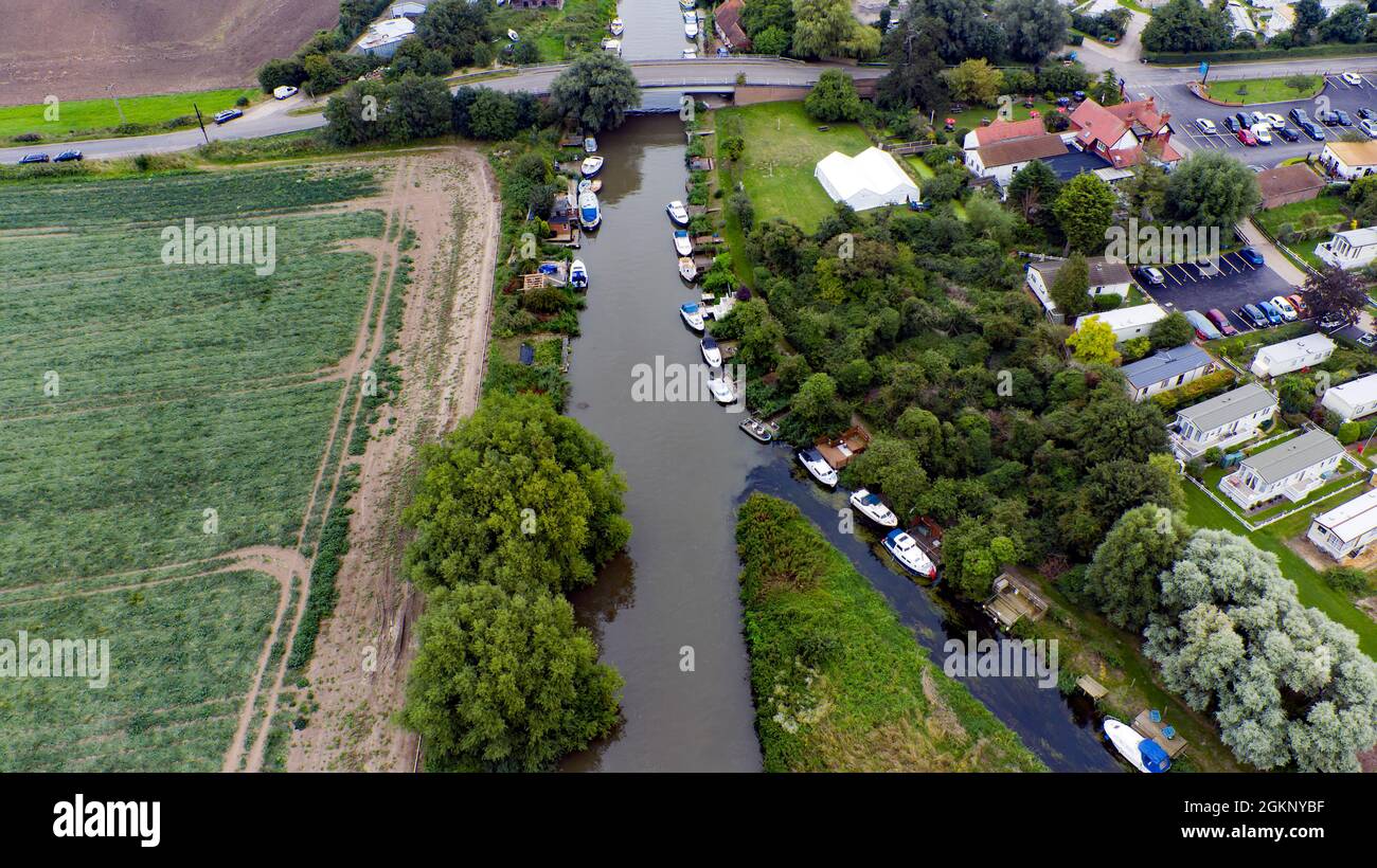 Luftaufnahme der Stour Bridge, bei Plucks Gutter, Kent an der Stelle, an der die Flüsse Little Stour und Great Stour aufeinandertreffen. Stockfoto