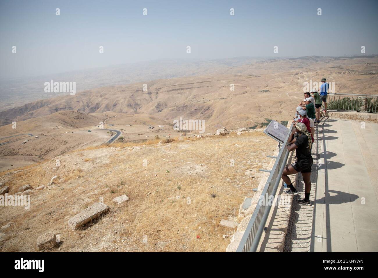 Soldaten mit der 36. Infanterie-Division Nehmen Sie sich einen Moment Zeit, um die Landschaft am Mount Nebu, Jordanien, zu sehen, 9. Juni 2021. Der Berg Nebu ist der höchste Kamm des Abarim-Gebirges in Jordanien, etwa 2,330 m über dem Meeresspiegel und wird in der Bibel als der Ort erwähnt, an dem Moses eine Aussicht auf das Gelobte Land gewährt wurde. Mount Nebu hat eine bedeutende Bedeutung für den Islam, das Christentum und das Judentum. Momente wie diese helfen Soldaten, spirituell widerstandsfähig zu werden und zu bleiben. Stockfoto