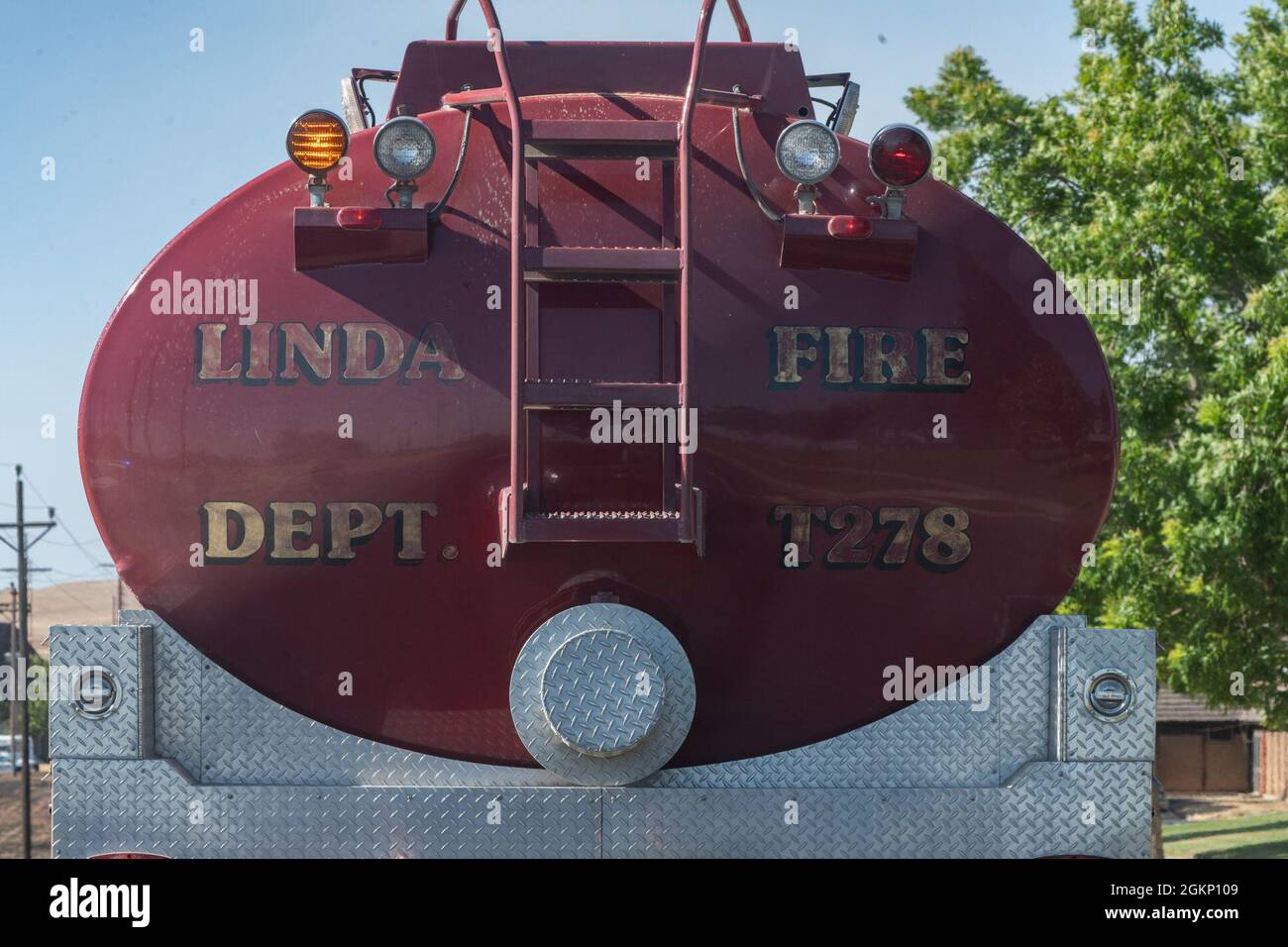 Ein Tanker der Feuerwehr Linda kommt am 8. Juni 2021 auf dem ...