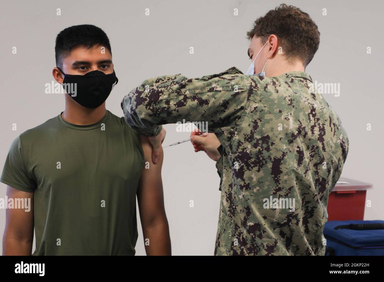 John D. Robertson, Hospitalist der US-Marine, ein Korpsmann des Naval Medical Readiness Training Command, verwaltet die COVID-19-Impfung einer Marine der Einstiegsklasse mit Marine Corps Combat Service Support Schools (MCCSSS) in Camp Johnson, N.C., 10. Juni 2021. MCCSSS stellt weiterhin sicher, dass allen Studenten und dem ständigen Personal die COVID-19-Impfungen zur Verfügung gestellt werden. Stockfoto