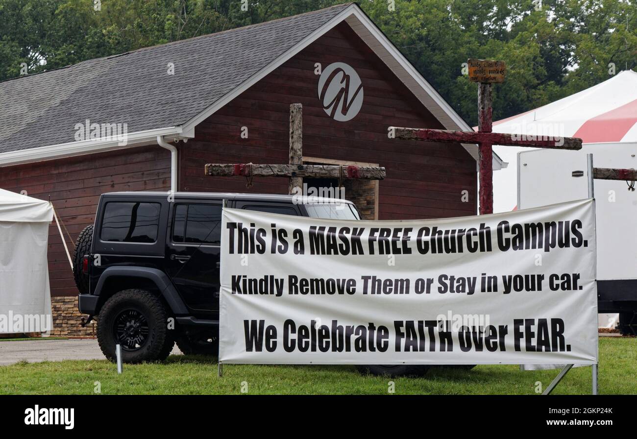 Ein Schild vor der Global Vision Bible Church verkündet es am Sonntag, den 1. August 2021 in Mount Juliet, Wilson County, TN, USA, als „maskenfreien Campus“. Der umstrittene Pastor Greg Locke hat weit verbreitete Aufmerksamkeit und Kritik erregt, weil er Kirchenbesuchern das Tragen von Masken während der COVID-19-Pandemie verbietet hat und sagt, dass jeder, der eine Maske in seiner Kirche trägt, gebeten wird, zu gehen. (APEX MediaWire Foto von Billy Suratt) Stockfoto