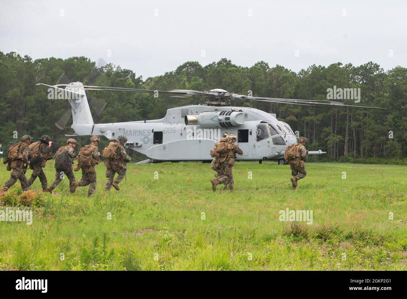 US-Marineinfanteristen mit 1. Bataillon und 2. Marine-Regiment bereiten sich darauf vor, an Bord eines CH-53K King Hengst-Hubschraubers zu einer Flugtrainingsübung im Marine Corps Base Camp Lejeune, North Carolina, 10. Juni 2021, zu gehen. Die Marineinfanteristen führten eine Luftangriffsoperation zur Unterstützung des Marine Operational Test and Evaluation Squadron (VMX) 1 durch, um die Fähigkeiten des CH-53K, des neuesten Schwerlasthubschraubers des U.S. Marine Corps, zu testen. Der CH-53K wird den CH-53E „Superhengst“ ersetzen, der seit 40 Jahren dem Marine Corps dient und während des Schiffsverkehrs Marinesoldaten, schwere Ausrüstung und Vorräte transportieren wird Stockfoto