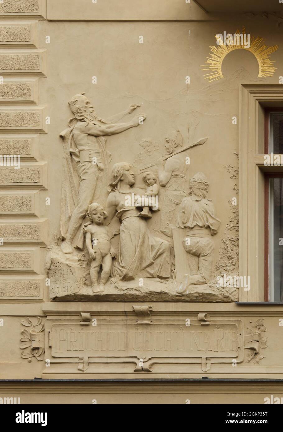 Ankunft der ersten Slawen, angeführt von Ahnvater Čech, auf den Berg Říp, dargestellt im Stuckrelief, das der tschechische Bildhauer Jindřich Říha zwischen 1898 und 1904 im Haus Goliath (Dům U Goliáše) in der Železná-Straße in Staré Město (Altstadt) in Prag, Tschechien, entworfen hat. Stockfoto