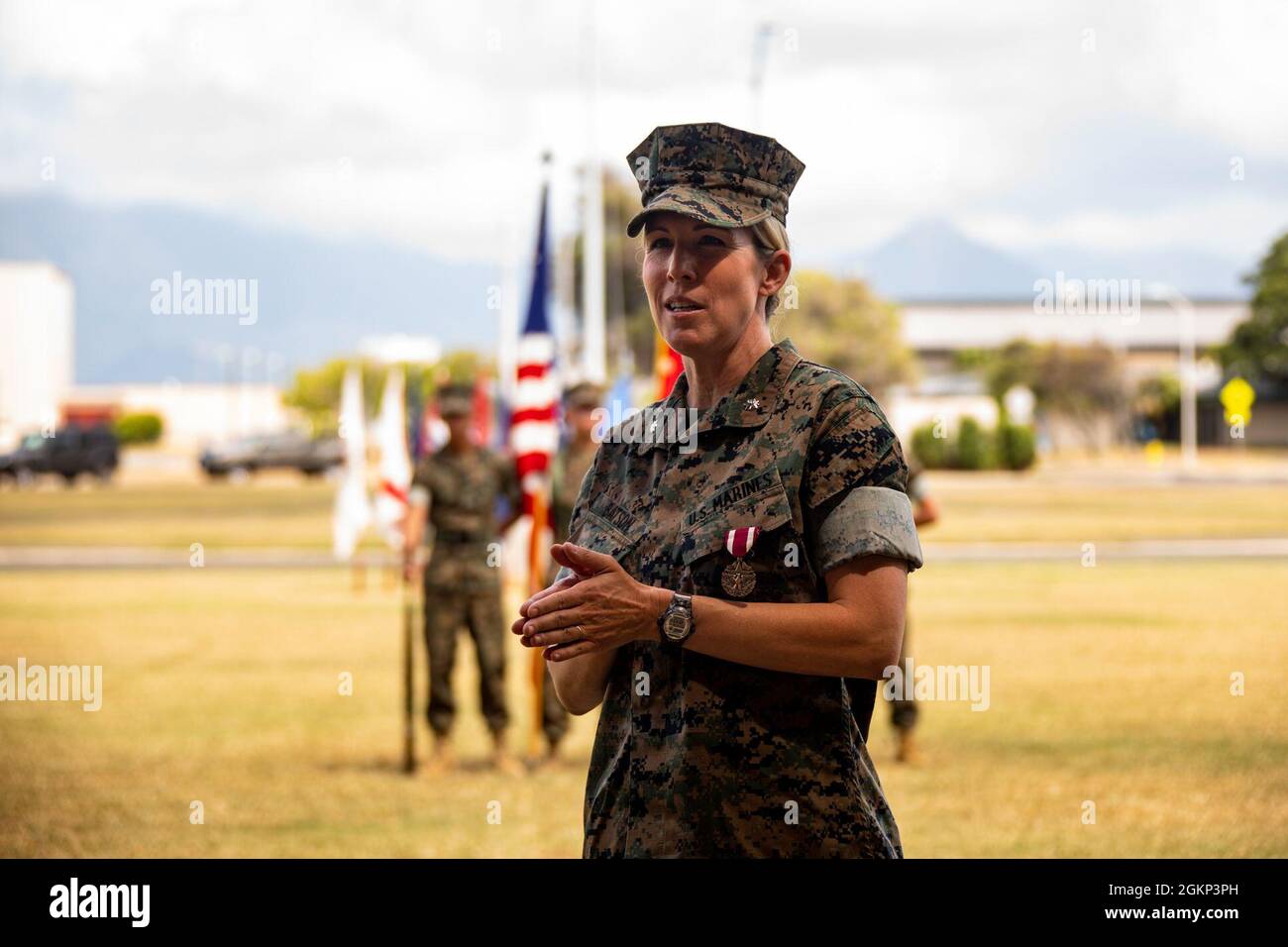 U.S. Marine Corps LT. Col. Carrie C. Batson, scheidender Kommandant, Hauptquartier-Bataillon, Marine Corps Base Hawaii, spricht während der HQBN-Befehlswechselzeremonie am 10. Juni 2021 mit dem Publikum. Batson gab das Kommando an Oberstleutnant Stephen M. McNeil ab. Stockfoto