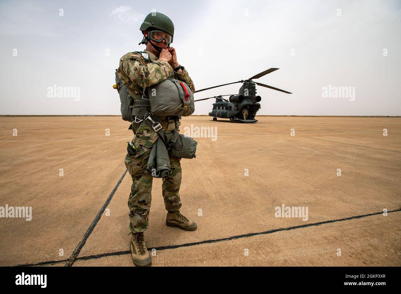 Ein Fallschirmjäger der US-Armee, der der Utah National Guard zugewiesen wurde, bereitet sich auf einen gemeinsamen Sprung mit der 19. Special Forces Group (Airborne) der Utah National Guard und den Fallschirmjägern der Royal Moroccan Army auf dem Luftwaffenstützpunkt Ben Guerir, Marokko, 10. Juni 2021 vor. African Lion 2021 ist die größte, führende, gemeinsame, jährliche Übung des US-Afrikanischen Kommandos, die vom 7-18. Bis 22. Juni von Marokko, Tunesien und Senegal veranstaltet wird. Mehr als 7,000 Teilnehmer aus neun Nationen und der NATO trainieren gemeinsam mit dem Fokus auf die Verbesserung der Bereitschaft für US- und Partnernationskräfte. African Lion 21 ist eine multi-Domain, multi-component und multinationale Übung, whi Stockfoto