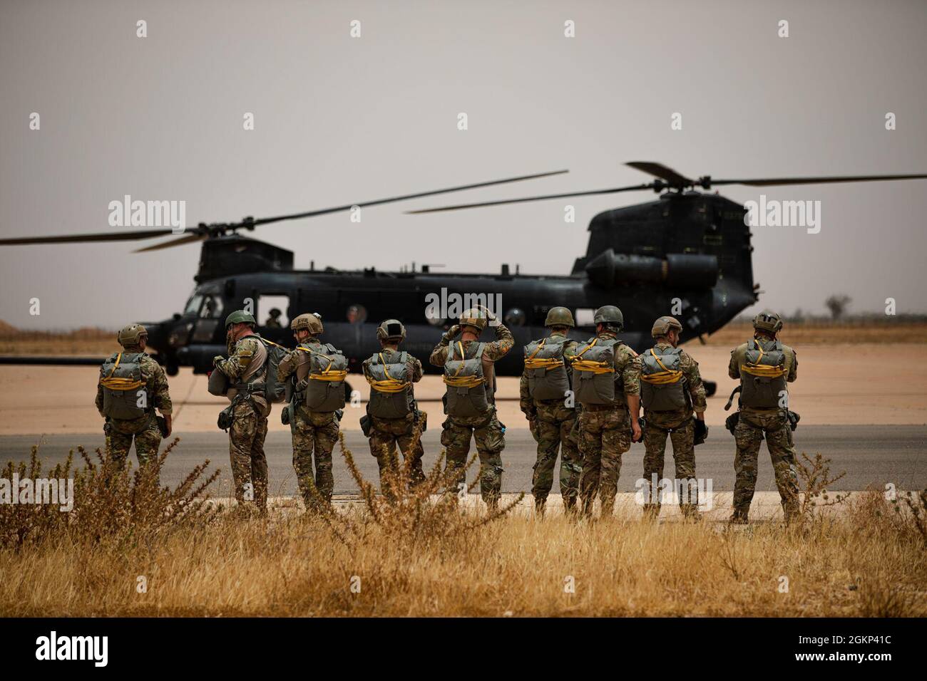 Fallschirmjäger der US-Armee, die der Utah National Guard zugewiesen sind, bereiten sich auf einen gemeinsamen Sprung mit der 19. Special Forces Group (Airborne) der Utah National Guard und den Fallschirmjägern der Royal Moroccan Army auf dem Luftwaffenstützpunkt Ben Guerir, Marokko, 10. Juni 2021 vor. African Lion 2021 ist die größte, führende, gemeinsame, jährliche Übung des US-Afrikanischen Kommandos, die vom 7-18. Bis 22. Juni von Marokko, Tunesien und Senegal veranstaltet wird. Mehr als 7,000 Teilnehmer aus neun Nationen und der NATO trainieren gemeinsam mit dem Fokus auf die Verbesserung der Bereitschaft für US- und Partnernationskräfte. African Lion 21 ist eine multi-Domain, multi-component und multinationale Übung, die Stockfoto