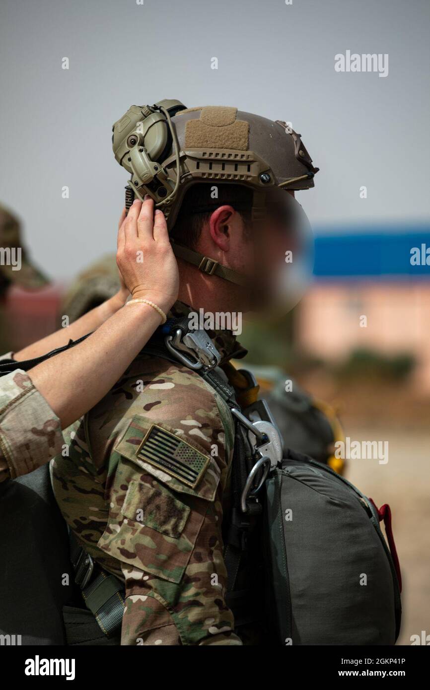 Ein Fallschirmjäger der US-Armee, der der Utah National Guard zugewiesen wurde, bereitet sich auf einen gemeinsamen Sprung mit der 19. Special Forces Group (Airborne) der Utah National Guard und den Fallschirmjägern der Royal Moroccan Army auf dem Luftwaffenstützpunkt Ben Guerir, Marokko, 10. Juni 2021 vor. African Lion 2021 ist die größte, führende, gemeinsame, jährliche Übung des US-Afrikanischen Kommandos, die vom 7-18. Bis 22. Juni von Marokko, Tunesien und Senegal veranstaltet wird. Mehr als 7,000 Teilnehmer aus neun Nationen und der NATO trainieren gemeinsam mit dem Fokus auf die Verbesserung der Bereitschaft für US- und Partnernationskräfte. African Lion 21 ist eine multi-Domain, multi-component und multinationale Übung, whi Stockfoto