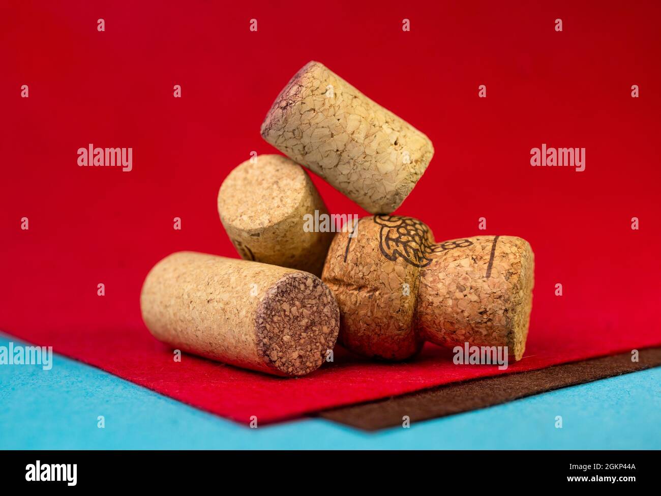 Vier Weinkorken auf rotem Samthintergrund. Stockfoto