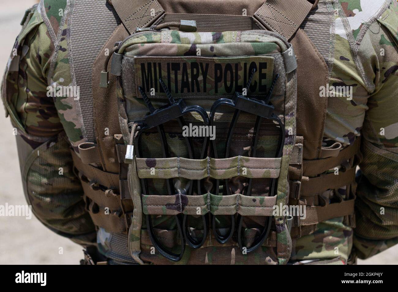 Soldaten der US-Armee und die 508. Militärpolizei der New Jersey National Guard nehmen am aktualisierten Qualifikationskurs für Kampfpistolen (CPQC) auf der Joint Base McGuire-Dix-Lakehurst, N.J., 10. Juni 2021 Teil. Stockfoto