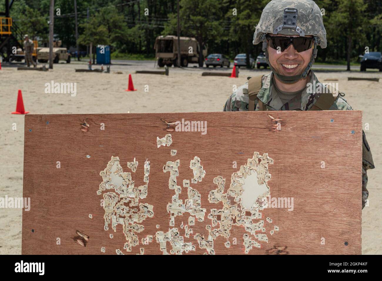 Soldaten der US-Armee und die 508. Militärpolizei der New Jersey National Guard nehmen am aktualisierten Qualifikationskurs für Kampfpistolen (CPQC) auf der Joint Base McGuire-Dix-Lakehurst, N.J., 10. Juni 2021 Teil. Stockfoto