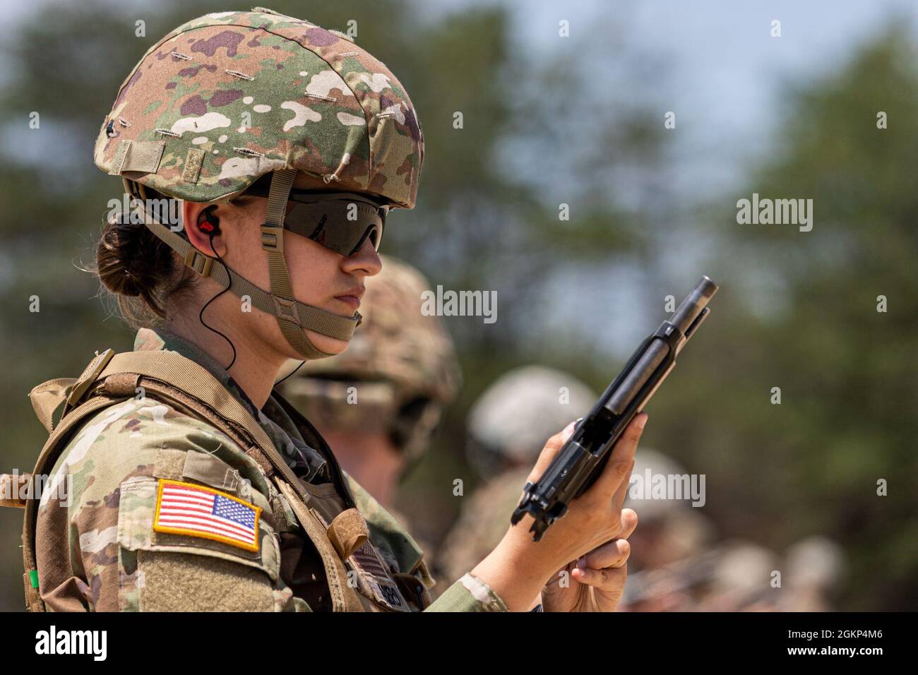 Soldaten der US-Armee und die 508. Militärpolizei der New Jersey National Guard nehmen am aktualisierten Qualifikationskurs für Kampfpistolen (CPQC) auf der Joint Base McGuire-Dix-Lakehurst, N.J., 10. Juni 2021 Teil. Stockfoto