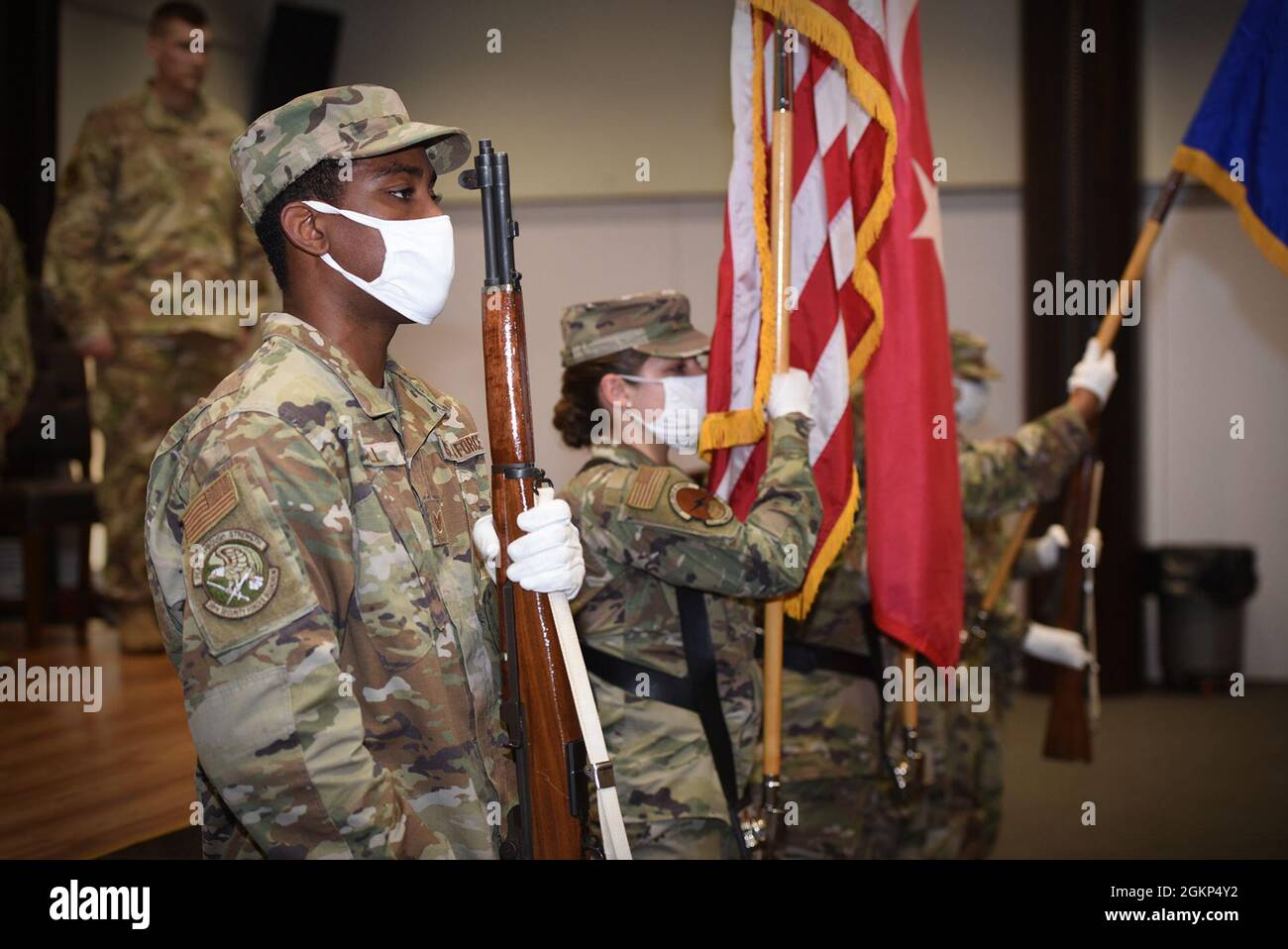 Die Flieger der Ehrenwache der Incirlik Air Base präsentieren die Farben während der 39. Zeremonie zur Befehlsänderung der Healthcare Operations Squadron auf der Incirlik Air Base, Türkei, am 10. Juni 2021. Während der Zeremonie gab Oberstleutn Joy Spillers, das scheidende 39. Einsatzgeschwader im Gesundheitswesen, das Kommando an Oberstleutn Sean O’Brien, den 39. Kommandanten der medizinischen Gruppe, ab, der dann Oberstleutn Damian Pardue mit der Führung der Staffel bezichtige. Der Wechsel der Befehlszeremonie ist eine langjährige militärische Tradition, die die formelle Übertragung der Verantwortung von einem Offizier auf einen anderen darstellt. Stockfoto