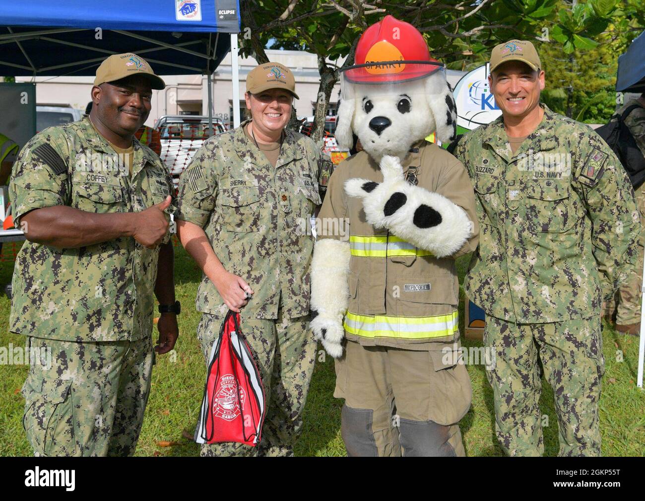 DIEGO GARCIA, Britisches Territorium im Indischen Ozean (10. Juni 2021) – das Kommandoführer-Schiff posiert für ein Foto mit Sparky, dem Kommandofeuerschutz-Maskottchen, während einer Sicherheitsmesse an Bord von Diego Garcia am 10. Juni 2021. Die Sicherheitsmesse ist eine Veranstaltung zur Förderung der Sicherheit und des Wohlbefindens am Arbeitsplatz, bei der gezeigt wird, was jede Abteilung tut, um Katastrophen am Arbeitsplatz zu verhindern, und was sie tut, um die hier stationierten Personen zu schützen. Stockfoto