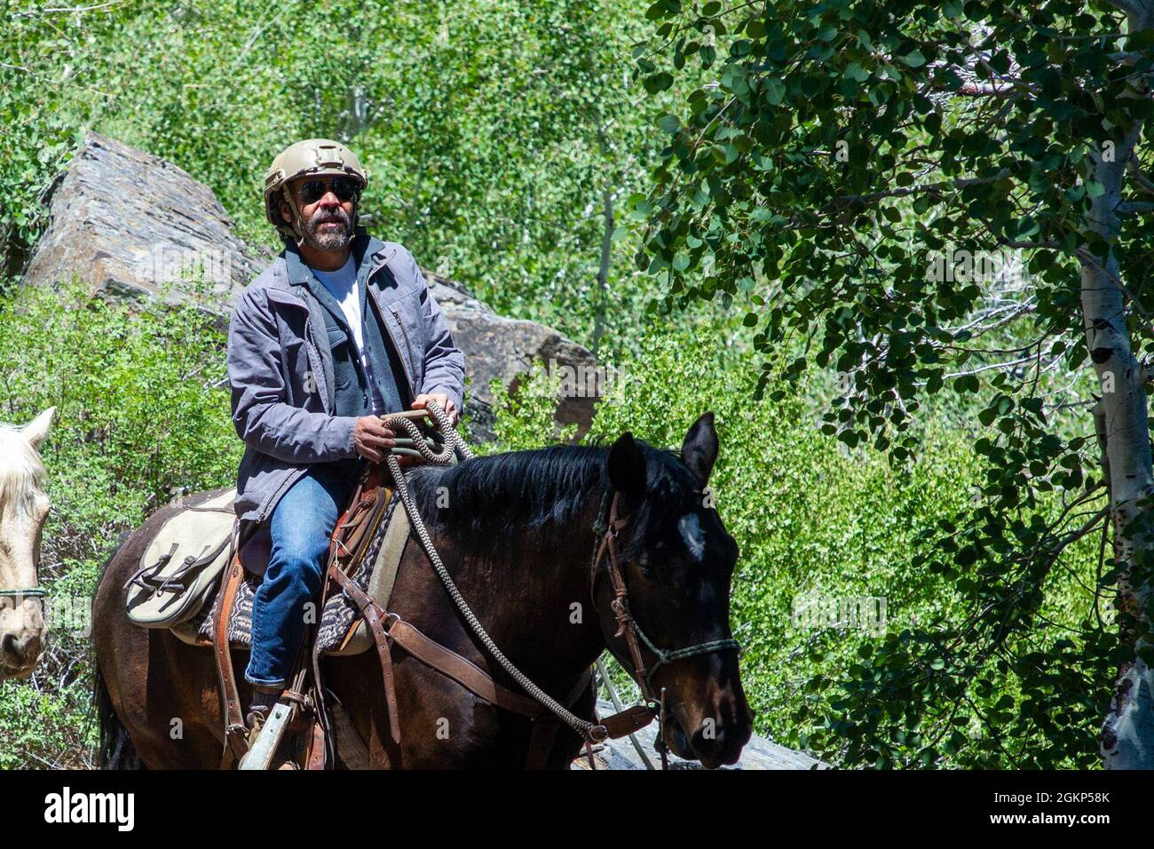 Michael Irby, Cast Member vom CBS Seal Team, reitet am 10. Juni 2021 auf einem Pferd im MWTC, Bridgeport, Kalifornien. CBS’ Seal Team Fernsehshow Darsteller besuchten MWTC mit dem USO, um sich mit Marines zu treffen, abzustoßen und am Reiten teilzunehmen. Stockfoto