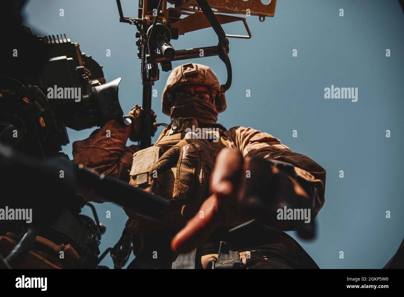 210610-M-TU241-1002 TABUK, Saudi-Arabien (10. Juni 2021) - Eine Marine in einem gemeinsamen leichten taktischen Fahrzeug, das an die 24. Marine Expeditionary Unit (MEU) angeschlossen ist, betreibt während einer amphibischen Kampfprobe (TACR) im Tabuk Training Center, Königreich Saudi-Arabien, am 10. Juni einen Maschinengewehrturm für Live-Feuertraining. TACR integriert die Aktiva der US-Marine und des Marine Corps, um eine Reihe von kritischen Kampffähigkeiten zu nutzen, sowohl über Wasser als auch an Land. 24. MEU wird in das 5. Einsatzgebiet der US-Flotte zur Unterstützung von Marineoperationen eingesetzt, um die maritime Stabilität und Sicherheit im Cent zu gewährleisten Stockfoto