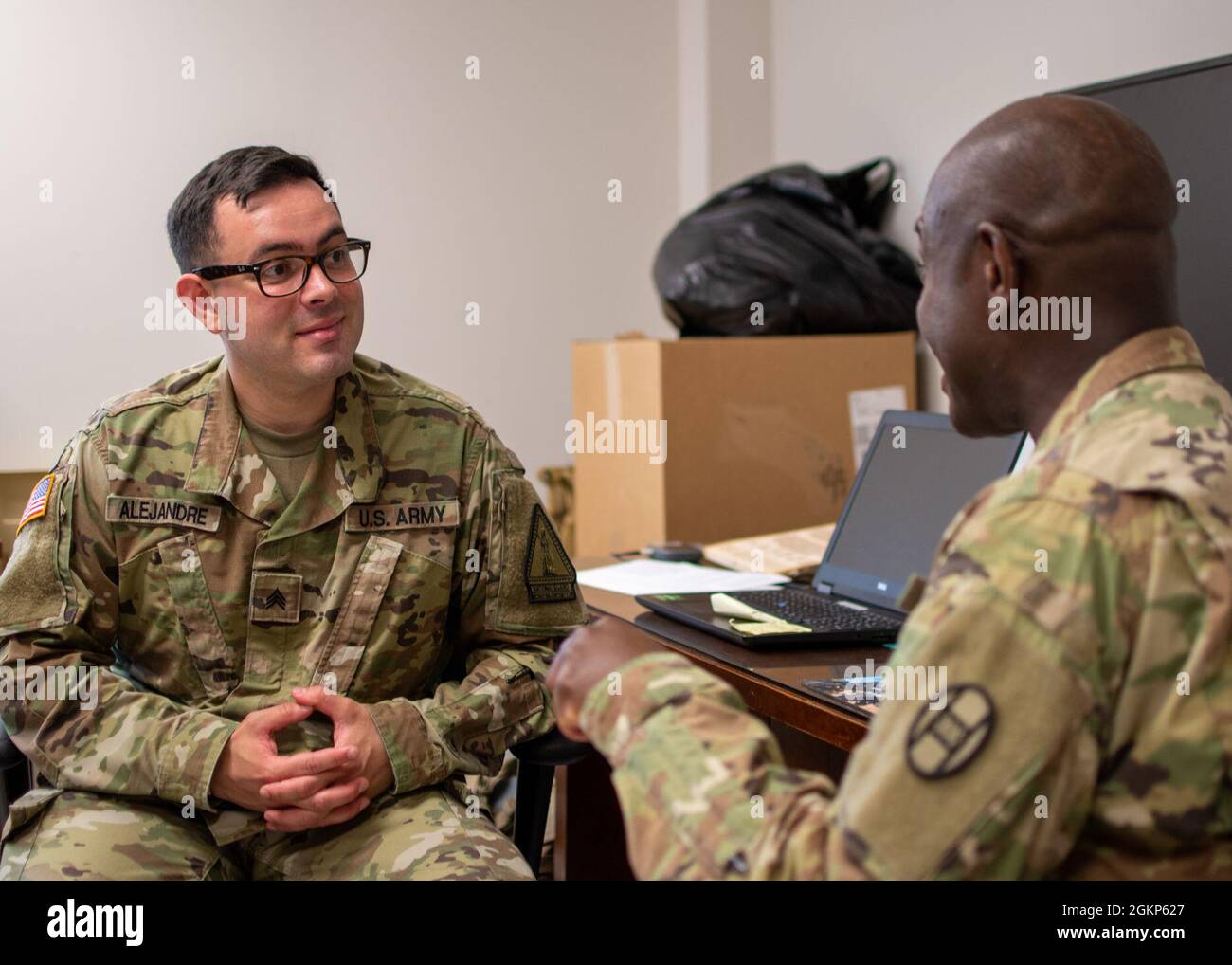 US Army Sgt. Julio Alejandre, ein unbeauftragter Offizier der North Carolina Army National Guard Recruiting & Retention Bataillon, spricht mit SPC. Michael McKinney, ein Installierer und Betreuer für Kabelsysteme, der der Headquarters and Headquarters Company, dem Kampfteam der 30. Panzerbrigade, zugewiesen wurde, über Erweiterungsoptionen bei der Nationalgarde in Clinton, North Carolina, 10. Juni 2021. Der NCARNG ist ein Always Ready, Ready Team von Bürgersoldaten, das jeden Tag den Zustand der Tar Heel verbessert. Wenn Ihr Einsendevertrag bald endet, bauen Sie Ihr Vermächtnis während der Statistik weiter auf Stockfoto