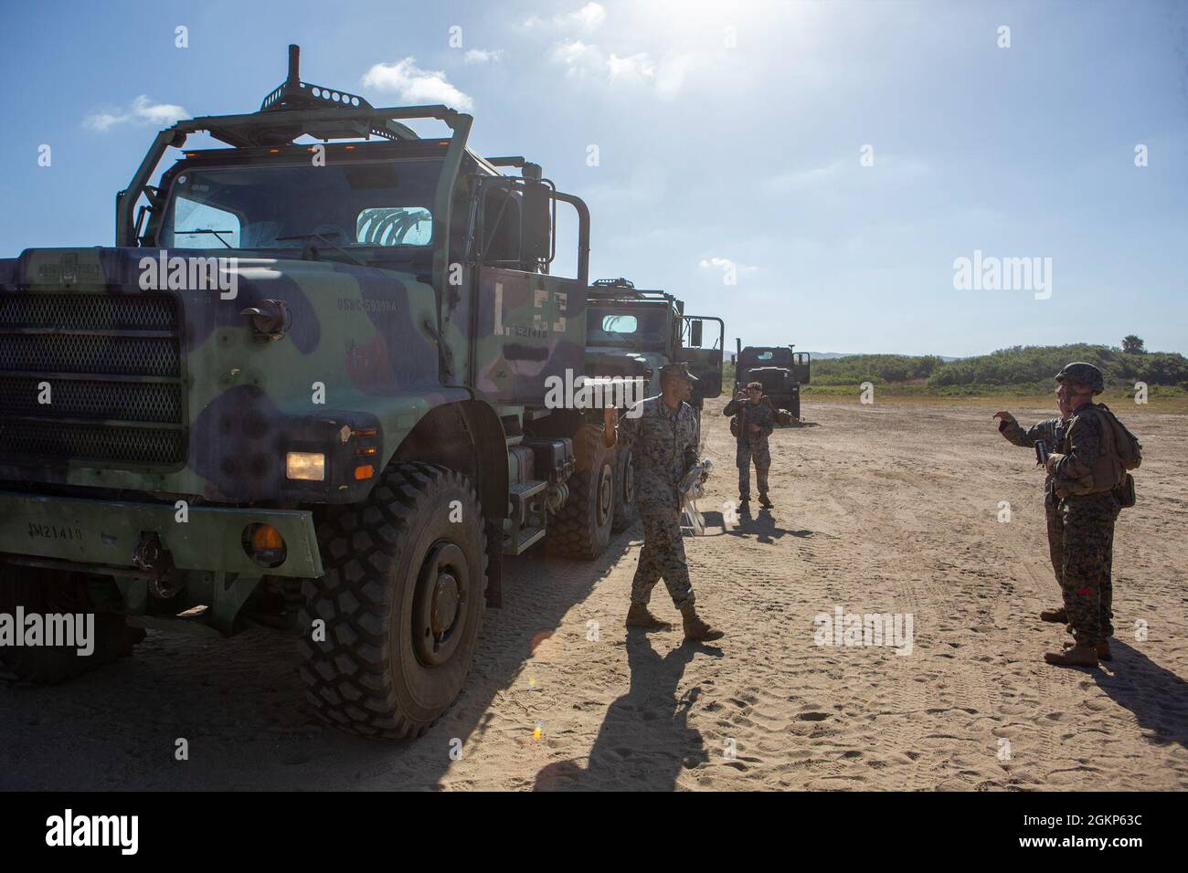 US-Marineinfanteristen mit 1. Landing Support Bataillon (LSB), Combat Logistics Regiment 1, 1. Marine Logistics Group, bereiten sich darauf vor, ihren Konvoi auf Landungsschiffe, Luftkissen auf Camp Pendleton, Kalifornien, zu laden, 10. Juni 2021. Die U.S. Navy Assault Craft Unit 5 führte diese gemeinsame Übung mit 1st LSB durch, um die Fähigkeiten der Marine und des Marine Corps zu stärken und zu verfeinern, Schiffe an Land als Teil einer Marineeinsatzkräfte durchzuführen. Stockfoto