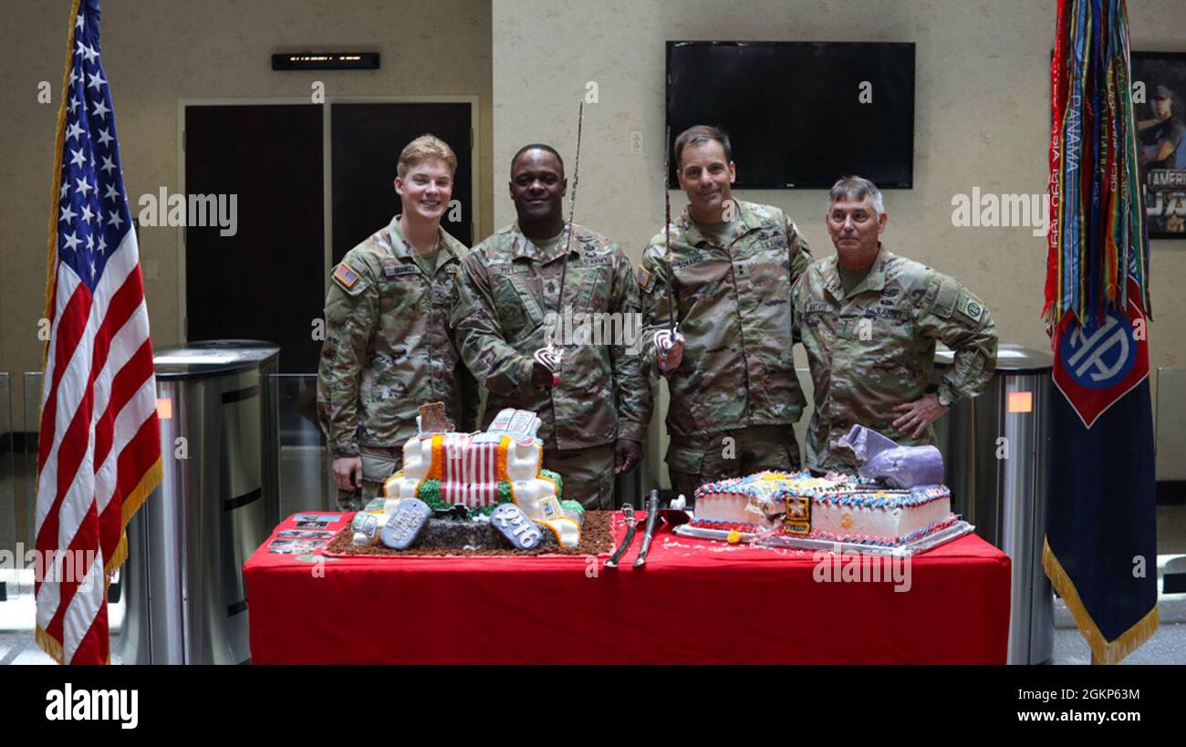 Von links: U.S. Army PV2 Maximillian Granger, ein IT-Spezialist, der der Signal Intelligence and Sustainment Company, dem Headquarter und Headquarter Bataillon, 82. Airborne Division, der U.S. Army Command Sgt, zugewiesen wurde. Maj. David Pitt, 82. Kommandofeldwebel Major der Luftlandedivision, Generalmajor der US-Armee, Christopher Donahue, 82. Luftlandedivision mit Generalkommando, Und Chief Warrant Officer 4 Ricky Mathis, ein leitender Geheimdienstanalyst, der dem Hauptquartier- und Hauptbataillon der 82nd Airborne Division zugewiesen wurde, stehen für ein Foto, nachdem er während des U.S. Army Birthday ca. Stockfoto