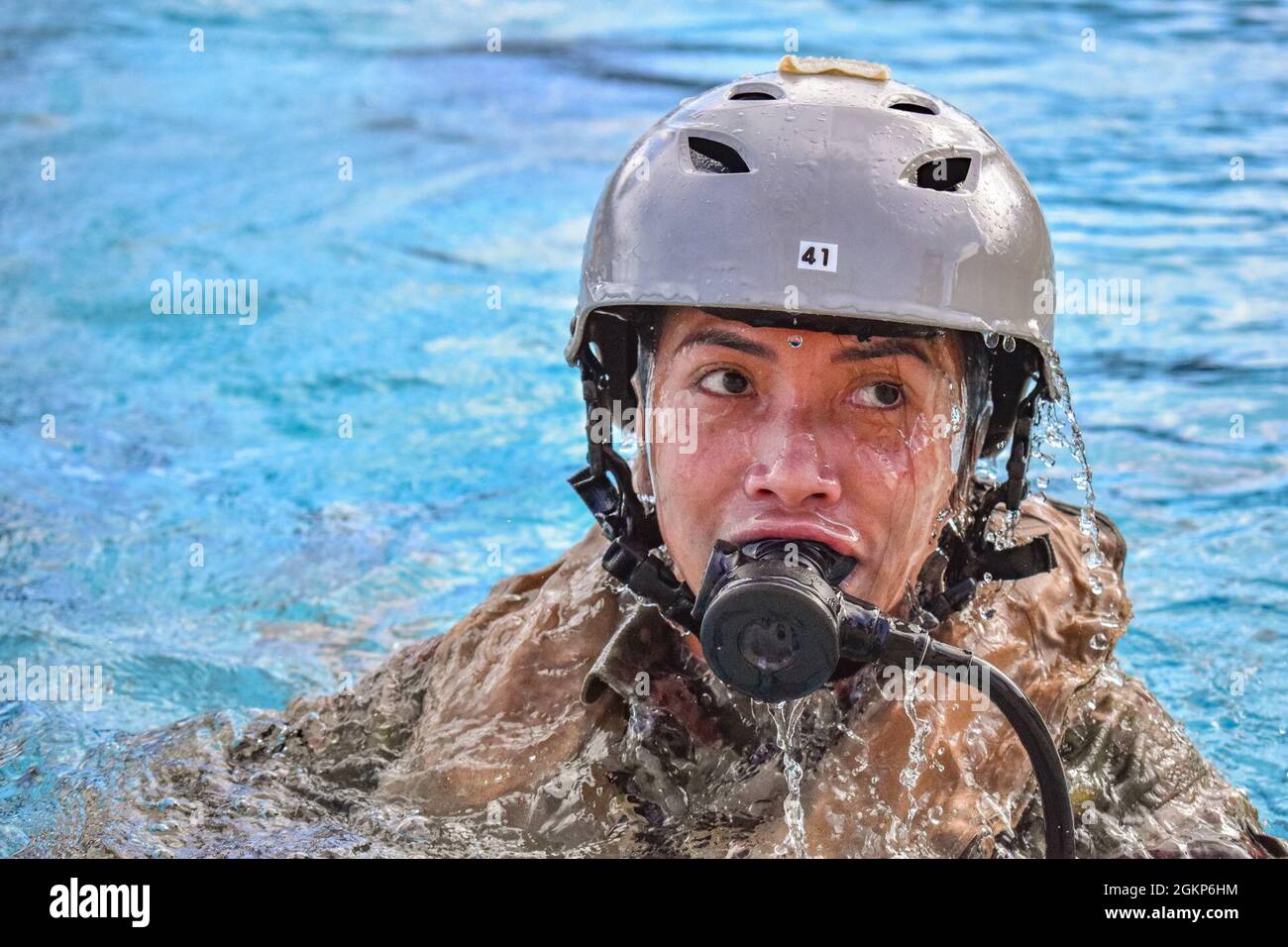 Hawaii Army National Guard Soldier Chief Warrant Officer 3 Hau Okada, ein UH-60M Black Hawk Pilot mit Detachment 1, Golf Company, 3. Bataillon, 126. Aviation Regiment, 103. Truppenkommando schaut zum Rand des Pools, nachdem er aus dem Flugzeug geschwommen ist Simulierter Ausstiegstrainer während des Helicopter Over-Water Survival Training (HOST), Kaneohe, Hawaii, 10. Juni 2021. Das Training besteht aus dem Lernen, wie man mit einem Notfall-Atemsystem (EBS) unter Wasser atmet, und dem Simulieren eines Unterwasserüberschlags mit dem Shallow Water Egress Trainer (SWET), gefolgt von einem simulierten Ausstiegstrainer. Stockfoto