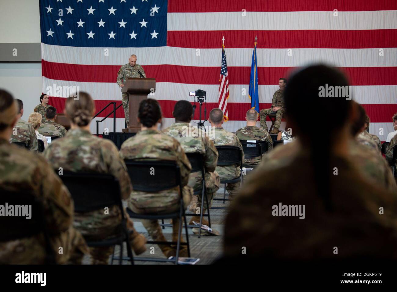 US Air Force Col. Ronald Merchant, Kommandant der 23d Medical Group, hält eine Rede während einer Befehlsübernahme am 11. Juni 2021 auf der Moody Air Force Base, Georgia. Merchant befehligt das 23d MDG, das ambulante medizinische, zahnärztliche, berufliche, umweltbezogene und präventive Gesundheitsdienstleistungen zur Unterstützung von zwei kampfbereiten Flügeln anbietet. Stockfoto