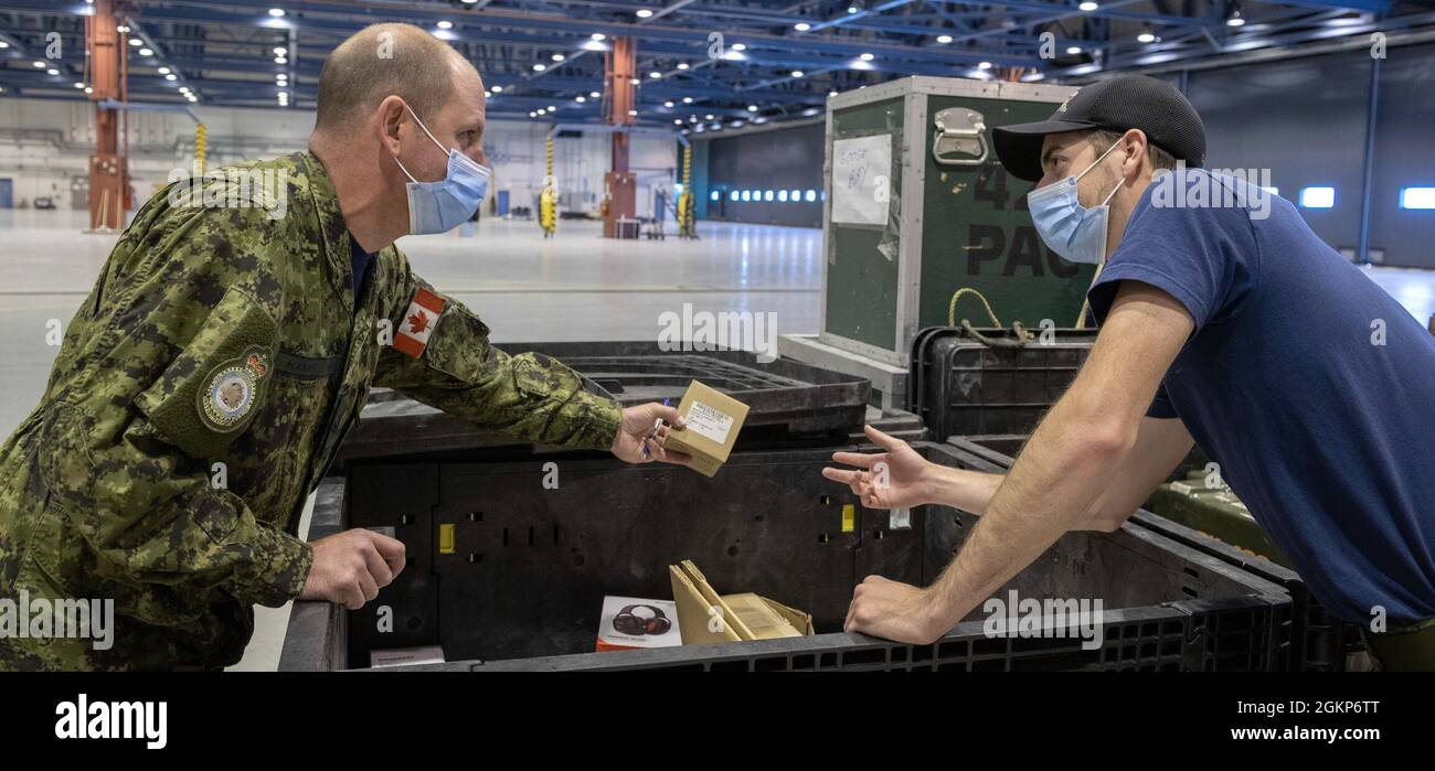 Mcpl Patrick Harvey und CPL Charles Migneault von der Royal Canadian Air Force 433 Tactical Fighter Squadron verifizieren die Lieferung der erhaltenen Teile zur Wartung der Flugzeuge, falls erforderlich, um die RCAF CF-188 Hornets während des EX Amalgam Dart 21-1 in der 5th Wing Goose Bay, Neufundland und Labrador zu reparieren, Kanada am Freitag, den 11. Juni 2021. 2021 DND/MDN EX AMALGAM DART 21-1. Stockfoto