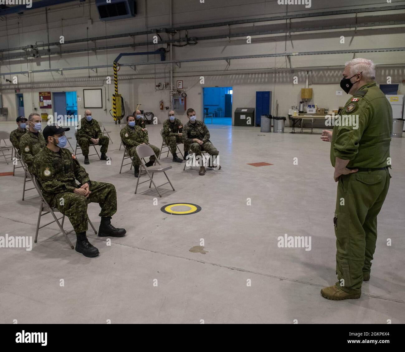 Die Mitglieder der Wartungsmannschaft der Royal Canadian Air Force 433 Tactical Fighter Squadron hören sich die Begrüßung durch Malcom MacDonald und die Einweisung in Sicherheits-/Restriktionen an, um die COVID19-Minderungsprotokolle während des ersten Teils des EX Amalgam Dart 21-1 in der 5th Wing Goose Bay, Neufundland und Labrador zu befolgen, Kanada am Freitag, den 11. Juni 2021. 2021 DND/MDN EX AMALGAM DART 21-1. Stockfoto