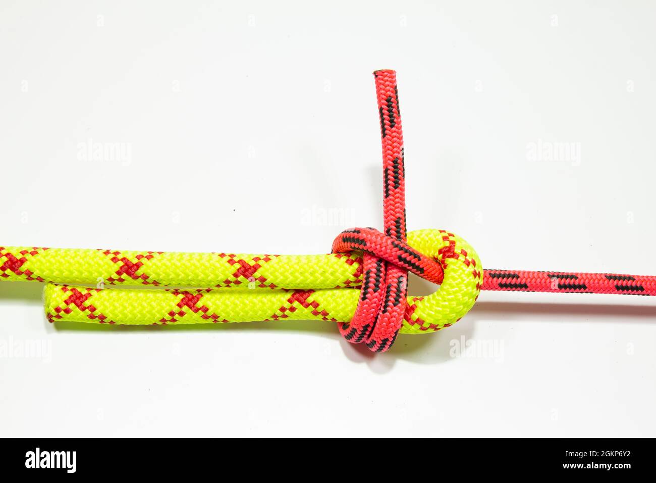 Doppeltes Blatt, Becket biegen oder Weberkupplung binden zwei farbige rote  und gelbe Seile. Bramshkotovy Knoten verwenden für das Verbinden von Linien  verschiedenen Durchmessers oder Stockfotografie - Alamy