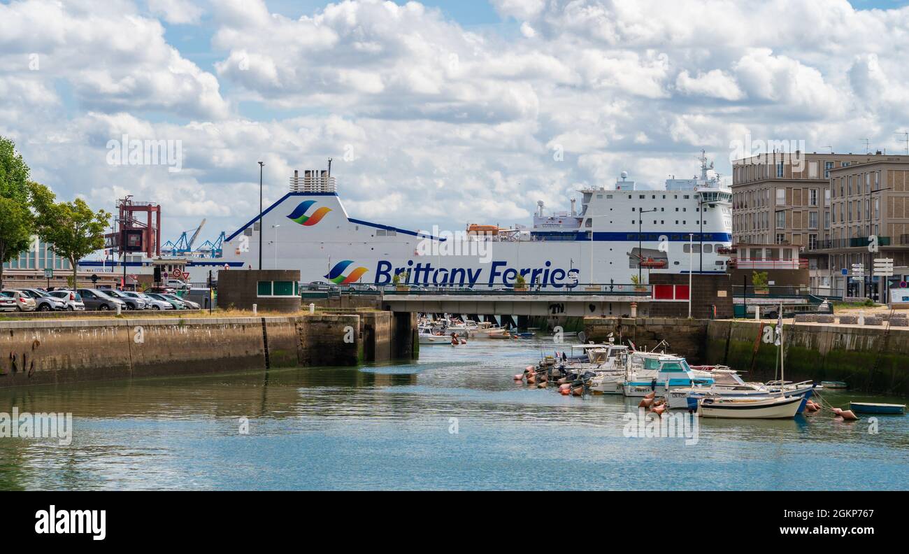 Le Havre, Frankreich - 8. August 2021: Brittany Ferries ist der Handelsname der französischen Reederei. Fähre im Hafen von Le Havre Stockfoto