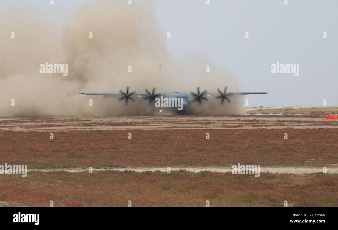 Ein 86. Luftlift-Flügel C-130J Super Hercules landet während der Übung African Lion 2021, 11. Juni 2021, in der Ben Guerir Landezone in der Nähe der Ben Guerir Air Base, Marokko. Selbst wenn die US Air Forces Africa während der Einsätze oder Übungen in kargen Umgebungen landen, setzt sie den Rahmen für aktuelle Einsätze und Eventualitäten, indem sie die Bedingungen verbessert, um den notwendigen Zugang, die kritische Infrastruktur und die Unterstützung der Partnerstaaten sicherzustellen. African Lion ist die größte, Premier-, gemeinsame, jährliche Übung des US-Afrikanischen Kommandos, die vom 7-18. Bis 22. Juni von Marokko, Tunesien und Senegal veranstaltet wird. Mehr als 7,000 Teilnehmer aus neun Nat Stockfoto