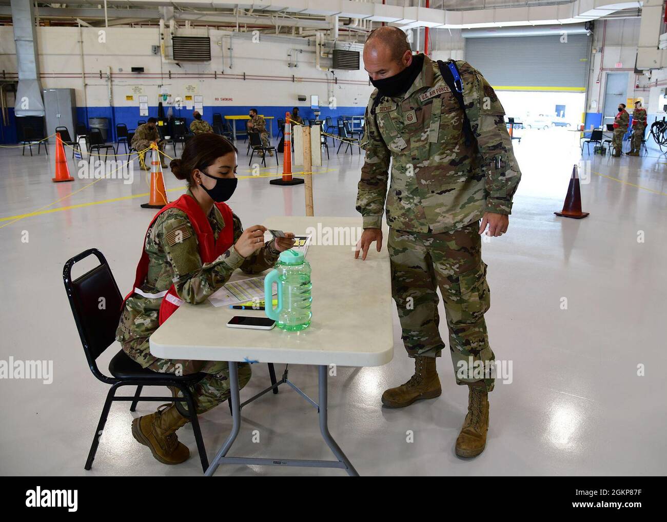 Air National Guardsman mit dem 105th Airlift Wing Prozess durch die Pre-Deployment-Funktionslinie (PDF) auf der Stewart Air National Guard Base, N.Y., 11. Juni 2021. Die PDF-Zeile stellt sicher, dass alle bereitstellenden Mitarbeiter über die erforderliche Bereitstellungsdokumentation verfügen. Stockfoto
