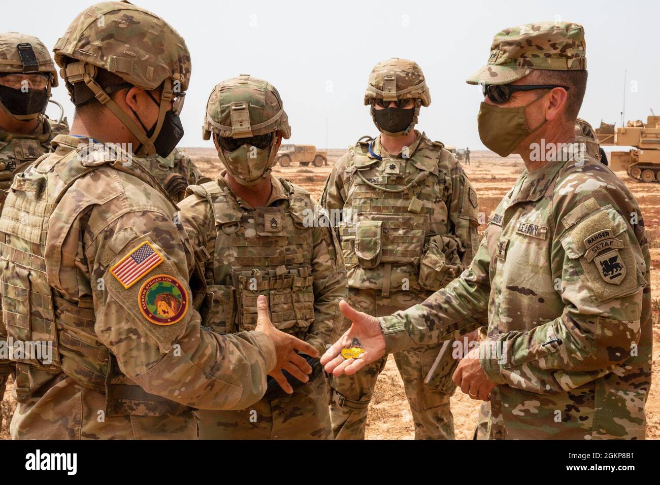 General Andrew M. Rohling, Kommandant der Southern European Task Force, verleiht eine SETAF-AF Commander’s Coin an den National Guardsman PFC der Georgia Army. Dionisio Carter, ein Kanonenbesatzungsmitglied, mit dem in Ellenwood ansässigen, Charlie Company 1. Bataillon, 214. Feldartillerie während der Übung African Lion 21 im Tan Tan Training Area, Marokko, 11. Juni 2021. African Lion ist die größte gemeinsame, jährliche Übung des US-Afrikanischen Kommandos, die am 7-18. Juni von Marokko, Tunesien und Senegal veranstaltet wird. Mehr als 7,000 Teilnehmer aus neun Nationen und der NATO trainieren gemeinsam mit dem Fokus auf die Verbesserung der Bereitschaft für Stockfoto