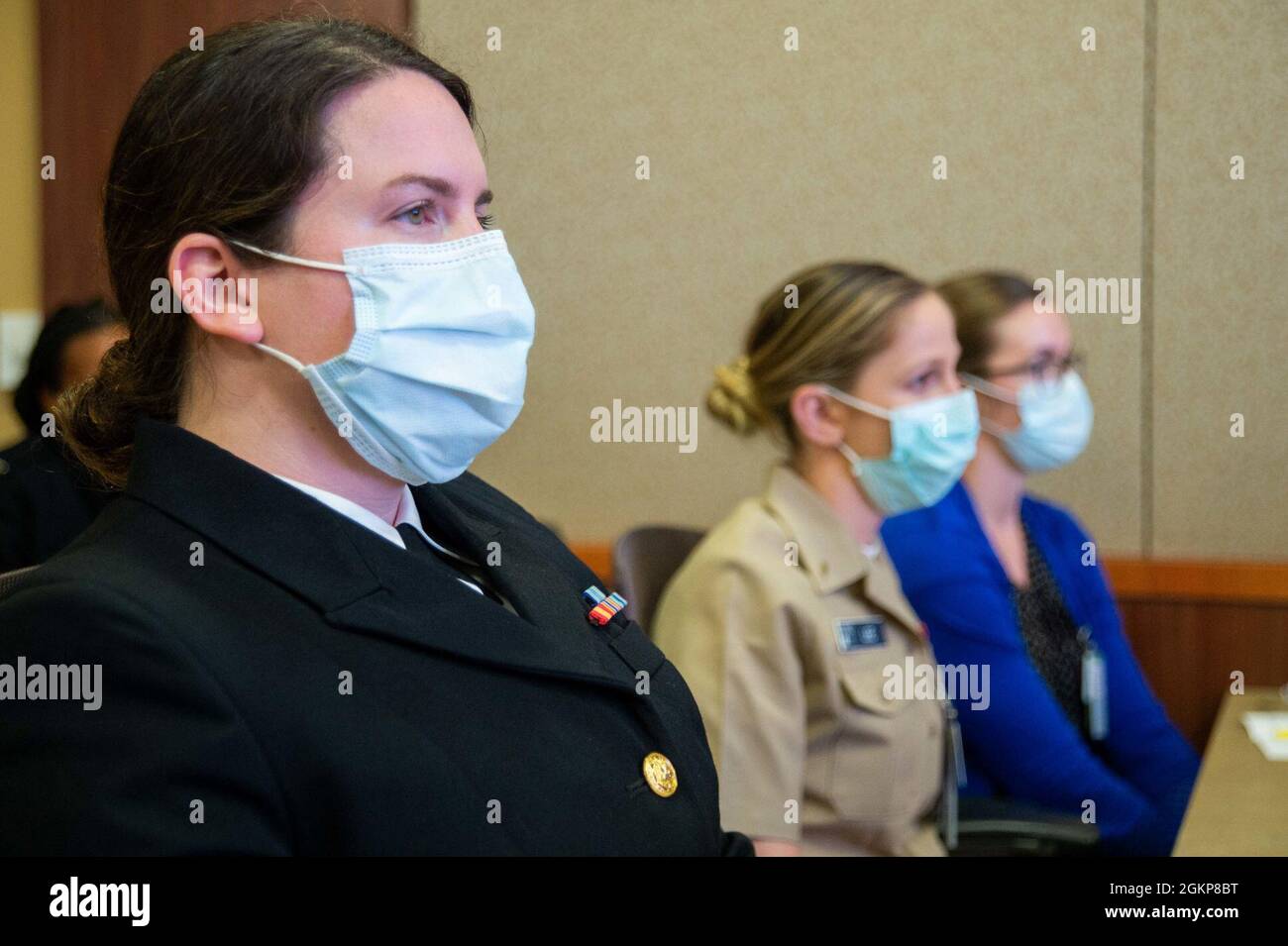 210611-N-AU520-2012 SAN DIEGO (11. Juni 2021) Seeleute, die dem Naval Medical Center San Diego (NMCSD) zugewiesen wurden, nehmen am 19. Jährlichen Donald G. Gallup Resident Research Day im Krankenhaus am 11. Juni Teil. Diese Veranstaltung beleuchtet die akademischen Strapazen und Projekte, die im Krankenhaus von medizinischen Offizieren der Marine durchgeführt wurden. Die Mission von NMCSD besteht darin, die Dienstmitglieder darauf vorzubereiten, zur Unterstützung der Einsatzkräfte eingesetzt zu werden, qualitativ hochwertige Gesundheitsdienste bereitzustellen und die Zukunft der Militärmedizin durch Bildung, Ausbildung und Forschung zu gestalten. NMCSD beschäftigt mehr als 6,000 aktive Militärangehörige, Zivilisten und Vertragsmitarbeiter Stockfoto