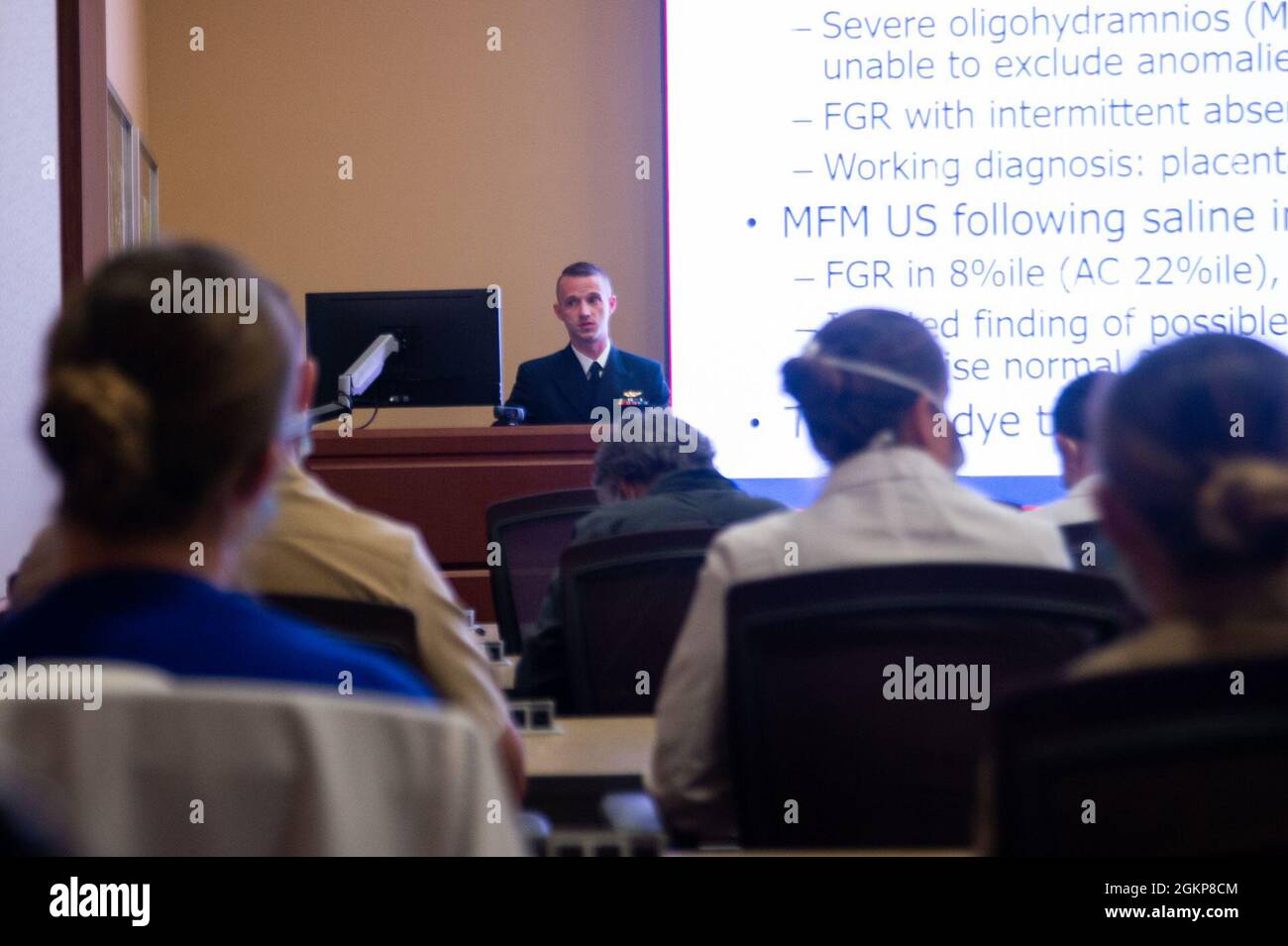 210611-N-AU520-2002 SAN DIEGO (11. Juni 2021) Bewohner des Naval Medical Center San Diego (NMCSD) nehmen am 19. Jährlichen Donald G. Gallup Resident Research Day im Krankenhaus am 11. Juni Teil. Diese Veranstaltung beleuchtet die akademischen Strapazen und Projekte, die im Krankenhaus von medizinischen Offizieren der Marine durchgeführt wurden. Die Mission von NMCSD besteht darin, die Dienstmitglieder darauf vorzubereiten, zur Unterstützung der Einsatzkräfte eingesetzt zu werden, qualitativ hochwertige Gesundheitsdienste bereitzustellen und die Zukunft der Militärmedizin durch Bildung, Ausbildung und Forschung zu gestalten. NMCSD beschäftigt mehr als 6,000 aktive Militärangehörige, Zivilisten und Kontra Stockfoto