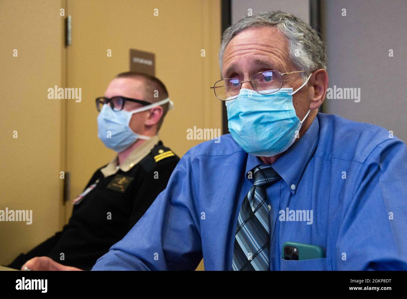 210611-N-AU520-2022 SAN DIEGO (11. Juni 2021) Mitarbeiter des Naval Medical Center San Diego (NMCSD) nehmen am 19. Jährlichen Donald G. Gallup Resident Research Day im Krankenhaus am 11. Juni Teil. Diese Veranstaltung beleuchtet die akademischen Strapazen und Projekte, die im Krankenhaus von medizinischen Offizieren der Marine durchgeführt wurden. Die Mission von NMCSD besteht darin, die Dienstmitglieder darauf vorzubereiten, zur Unterstützung der Einsatzkräfte eingesetzt zu werden, qualitativ hochwertige Gesundheitsdienste bereitzustellen und die Zukunft der Militärmedizin durch Bildung, Ausbildung und Forschung zu gestalten. NMCSD beschäftigt mehr als 6,000 aktive Militärangehörige, Zivilisten Stockfoto