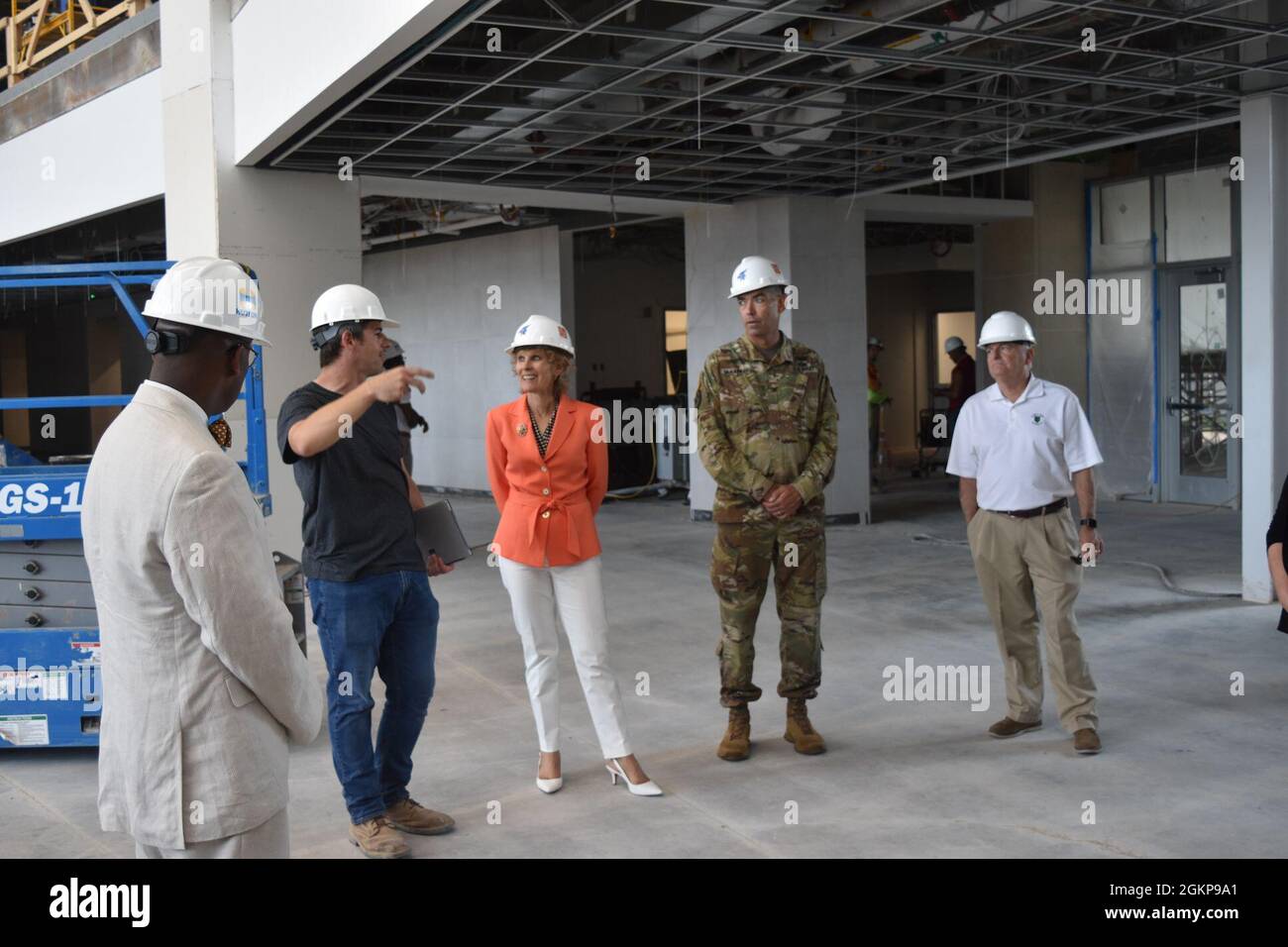 Von links: Dr. Reginald Eggleston, Superintendent des Geary County Unified School District 475; Malcolm Watkins, Architekt des neuen Junction City High; Maria McConville, Ehefrau von General James C. McConville, Stabschef der Armee; Col. William McKannay, Kommandant, U.S. Army Garrison Fort Riley; Und Scott Stuckey, ziviler Berater des Armeeministers, besichtigen die neue Junction City High School in Junction City, Kan. 11. Juni 2021. Stockfoto