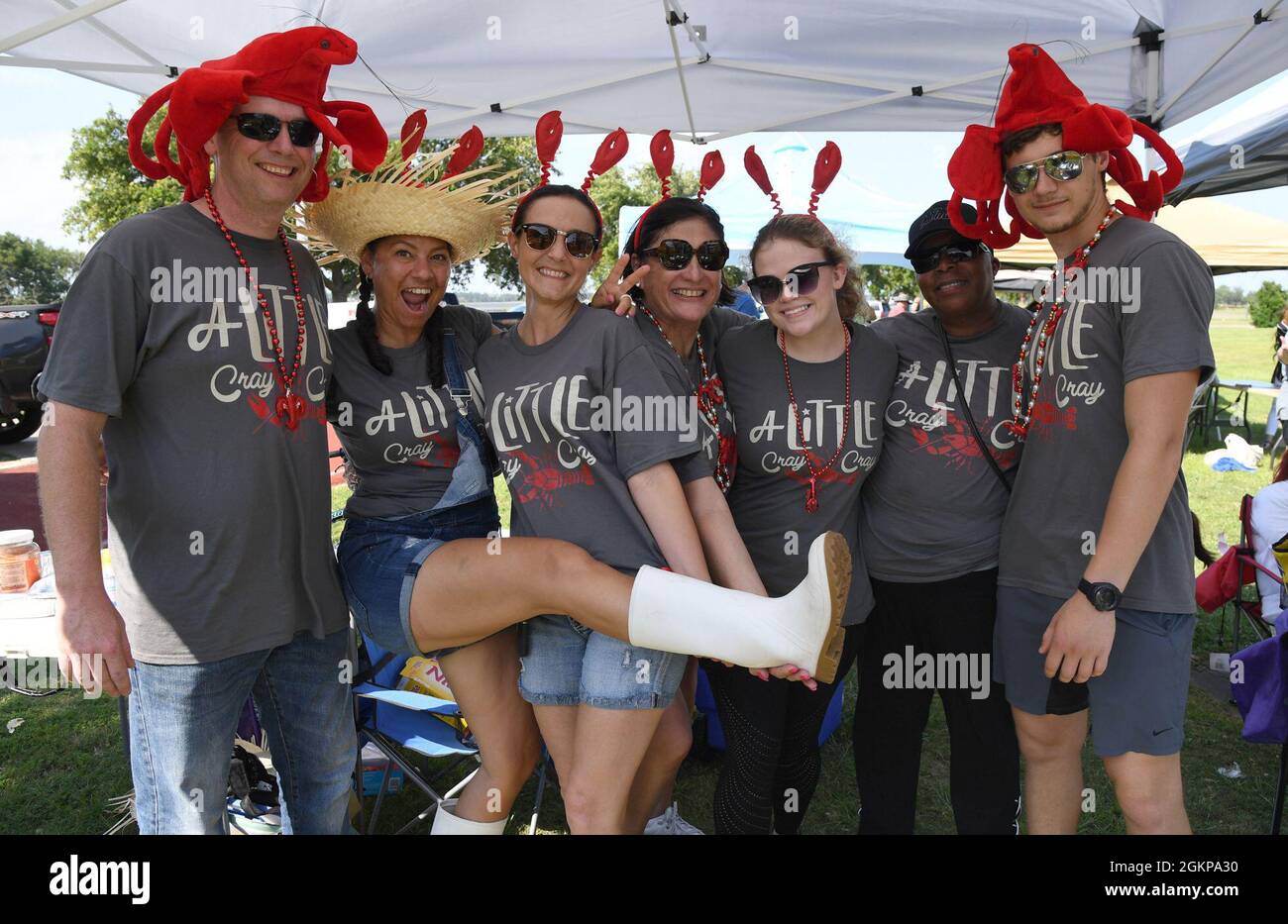 Mitglieder des Teams der Personalagentur des 81. Trainingsflügels, „A Little Cray Cray“, posieren für ein Foto während des 9. Jährlichen Crawfish Cook-Off im Bay Breeze Event Center auf dem Keesler Air Force Base, Mississippi, 11. Juni 2021. Zwölf Teams nahmen an der Veranstaltung Teil und mehr als 800 Pfund Langusten wurden verteilt. Stockfoto